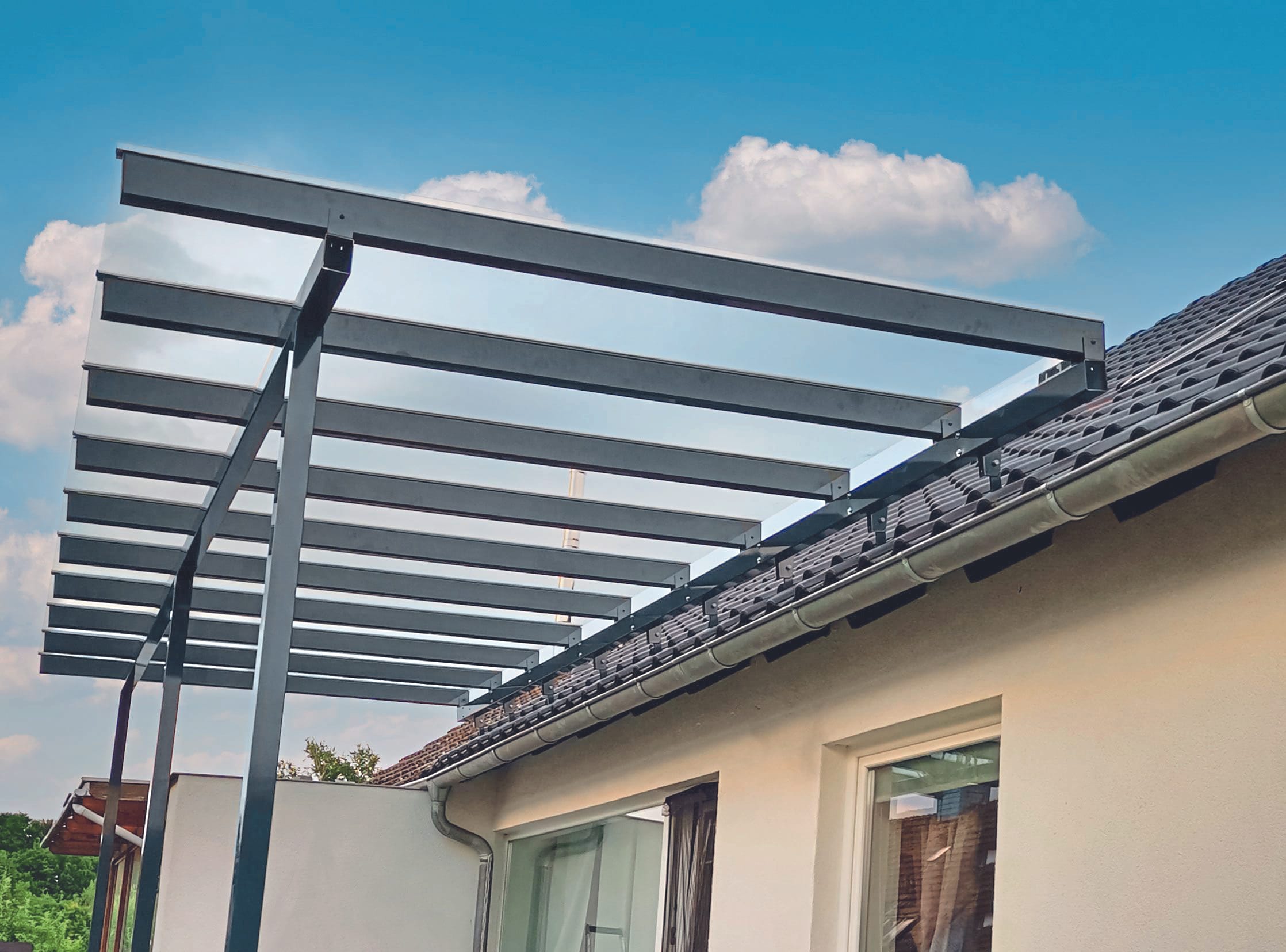 Mit dem Werstep-hold-Dachhalter von Profi Metall & Technik lassen sich Wintergärten, Terrassendächer und andere Anbauten nachträglich sicher befestigen.