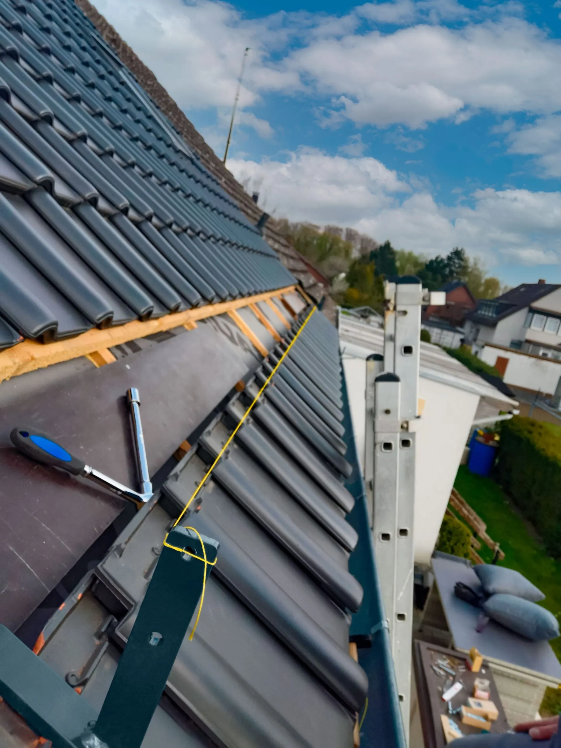 Spannen Sie zwischen den beiden Dachhaltern eine Schnur. Alle anderen Dachhalter werden daran ausgerichtet.