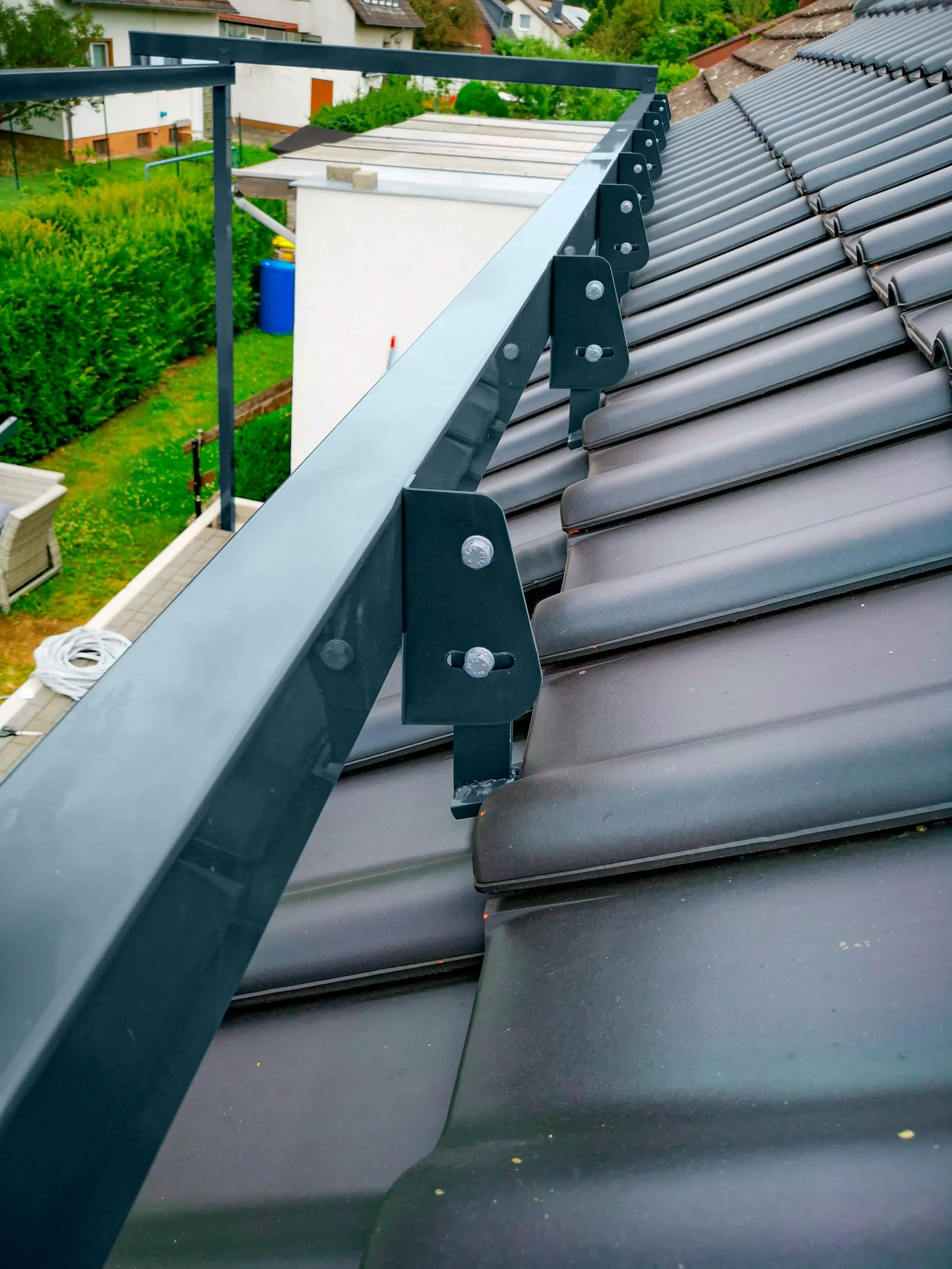 Nun bringen Sie die Schwenkbleche an und schrauben daran das Trägerprofil fest. Abschließend werden die Längsträger angebracht.