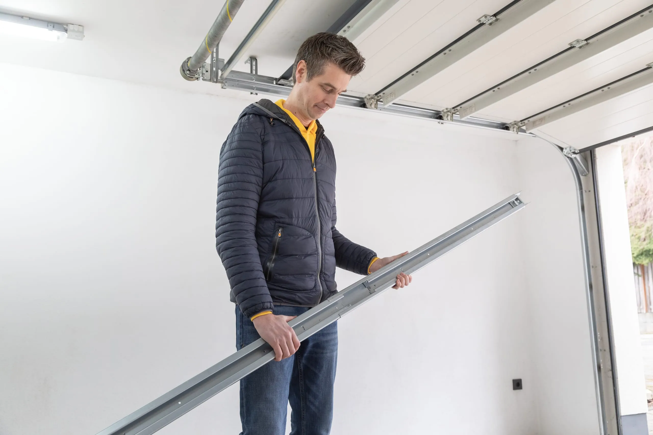 Stecken Sie die Schienen zusammen.