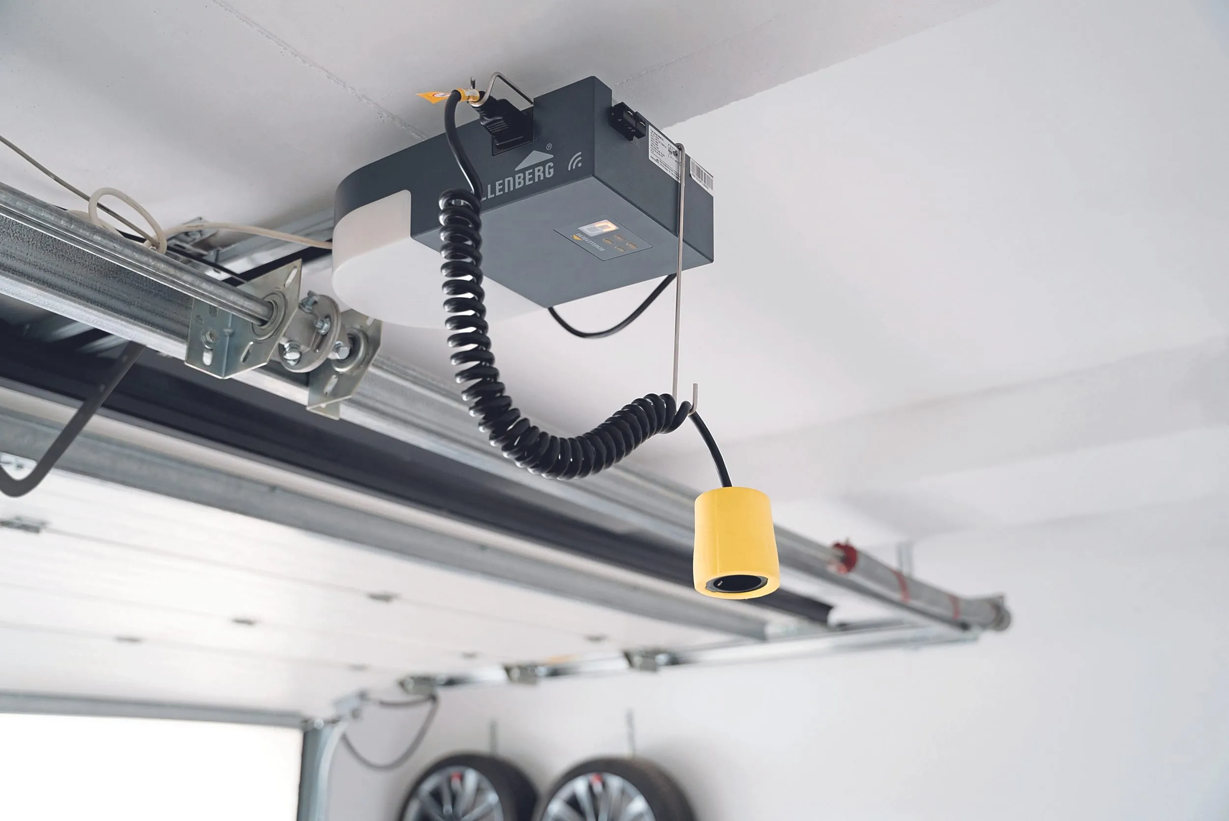 Die Garagentorantriebe L und XL von Schellenberg Professional lassen sich mit optionalem Zubehör ausstatten, beispielsweise mit einem Spiralkabel als flexible Steckdose.