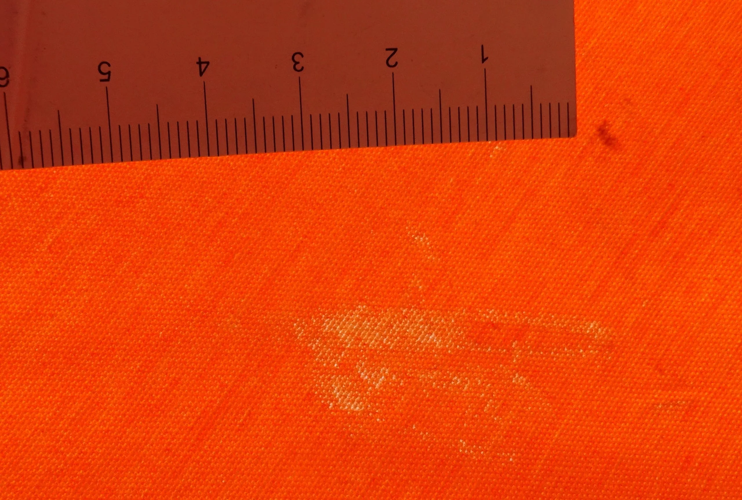 Das Tuch weist eine Scheuerstelle in der Größe von zirka 35 mal 25 Millimeter auf.