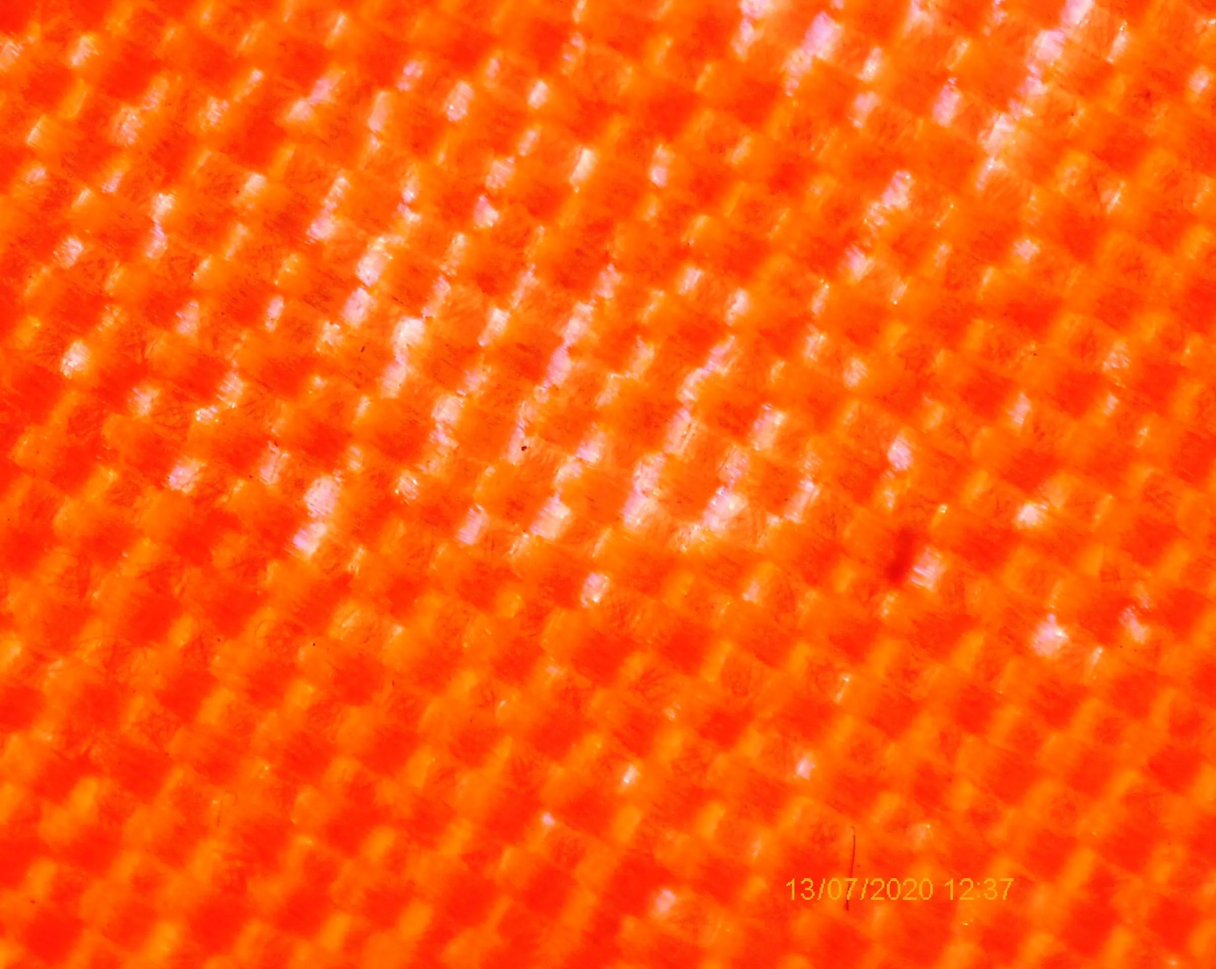 Der Sachverständige machte von der Stelle Mikroskopaufnahmen mit einer Vergrößerung von zirka 1:600.