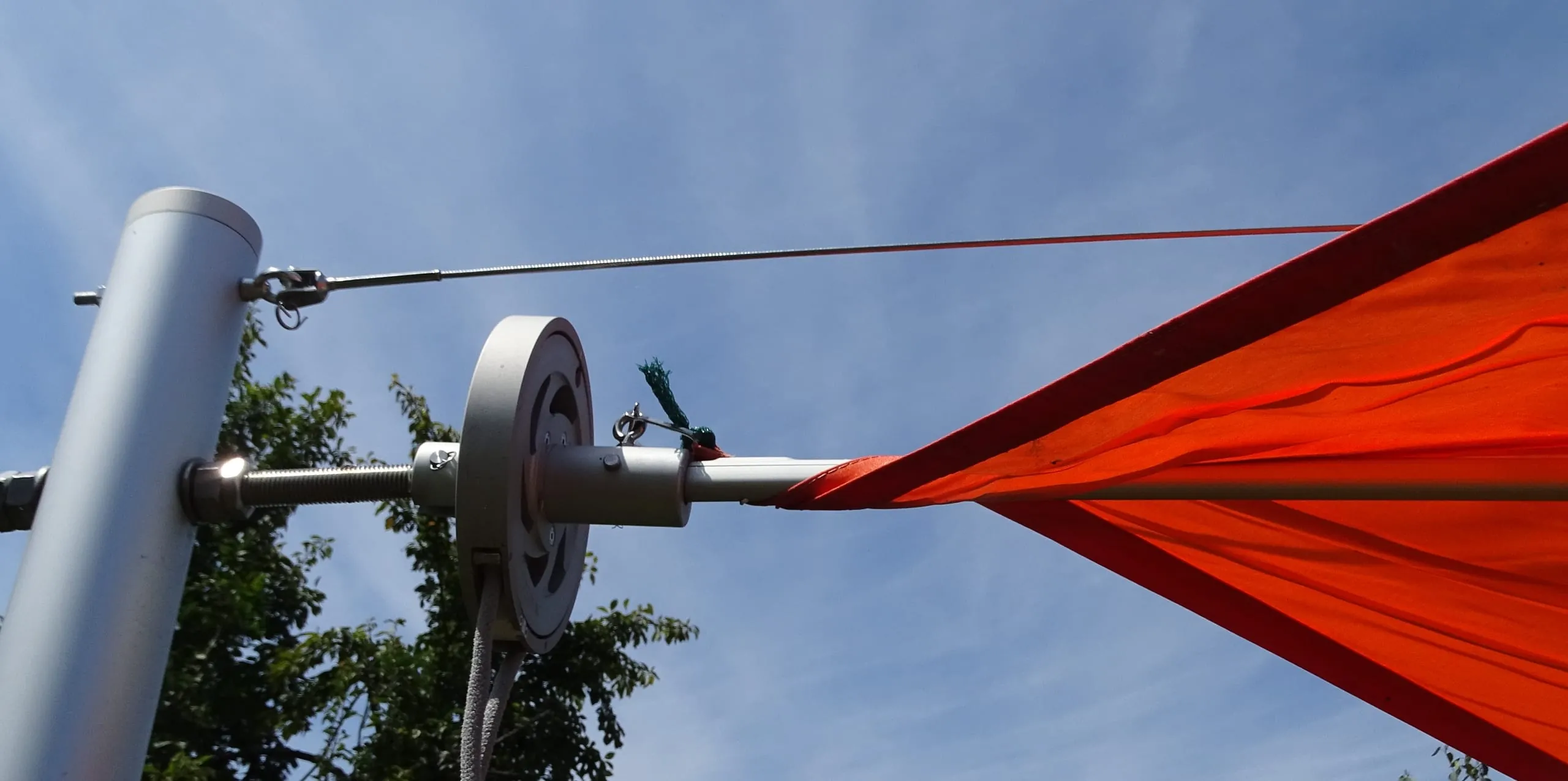 Um ein Scheuern zwischen Tuch und Welle zu vermeiden, müssen ausreichend Tuchumdrehungen auf der Welle verbleiben. Die Gebrauchsanleitung des Sonnensegels gibt klare Anweisungen.