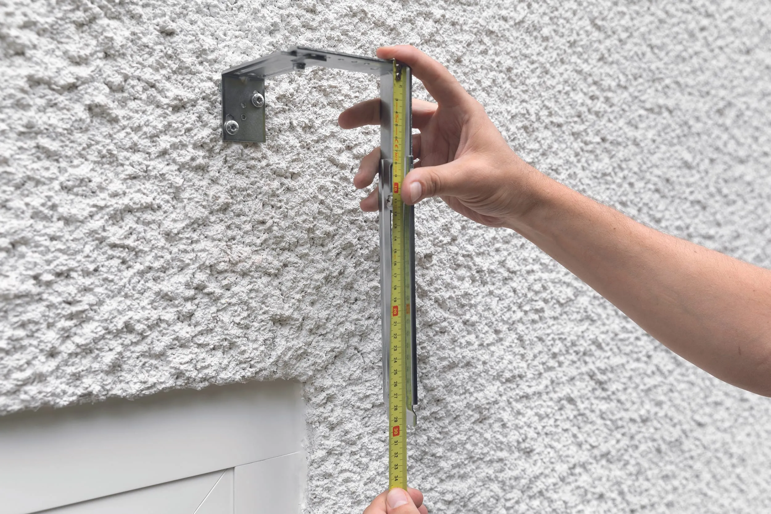 Gleichen Sie die Montagebügel an Kastentiefe und Kastenhöhe an und fixieren Sie sie.