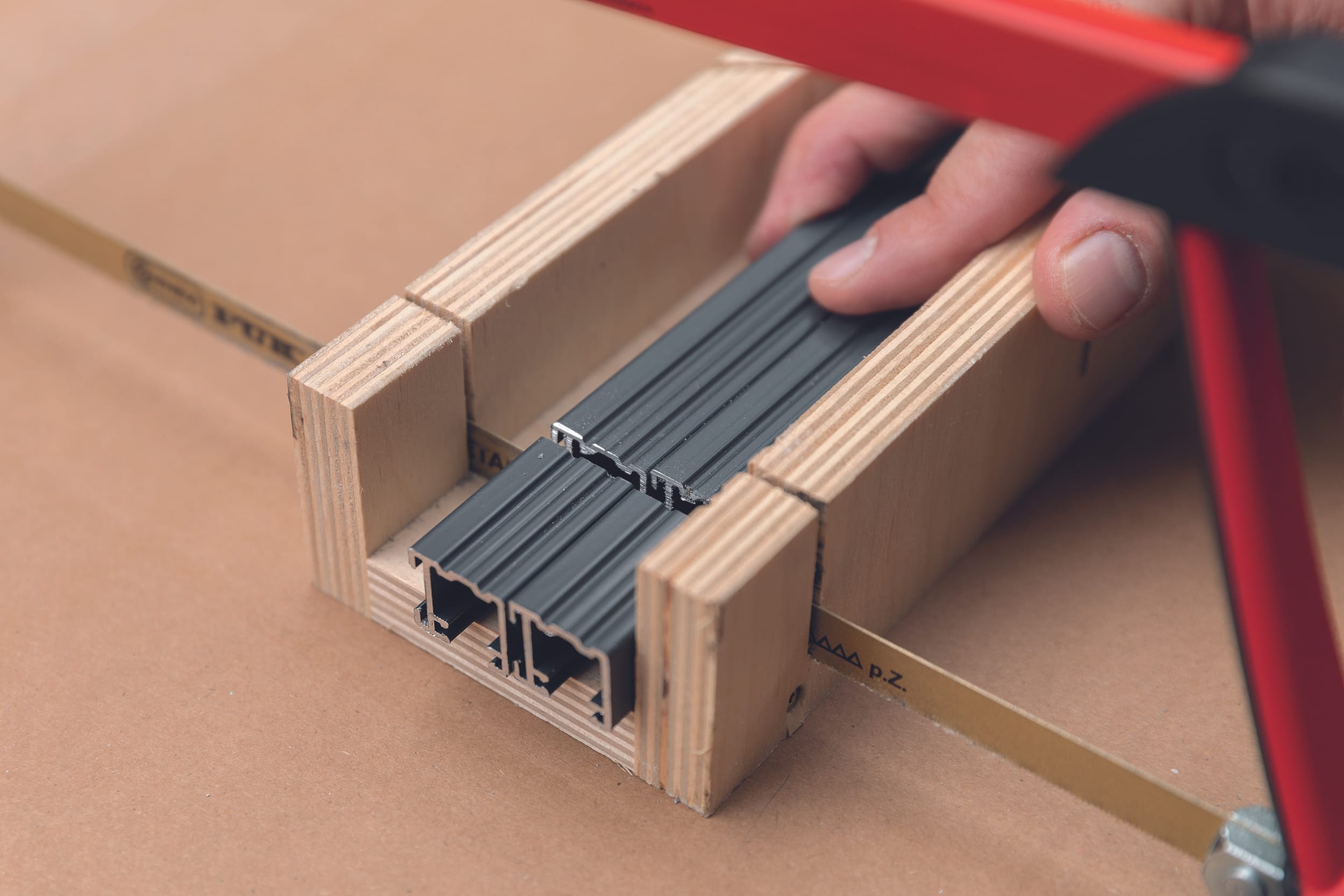 Bestimmen Sie die Soll-Länge der Führungsschienen. Kürzen Sie die Führungsschienen bei Bedarf und entgraten Sie die Schnittkanten.