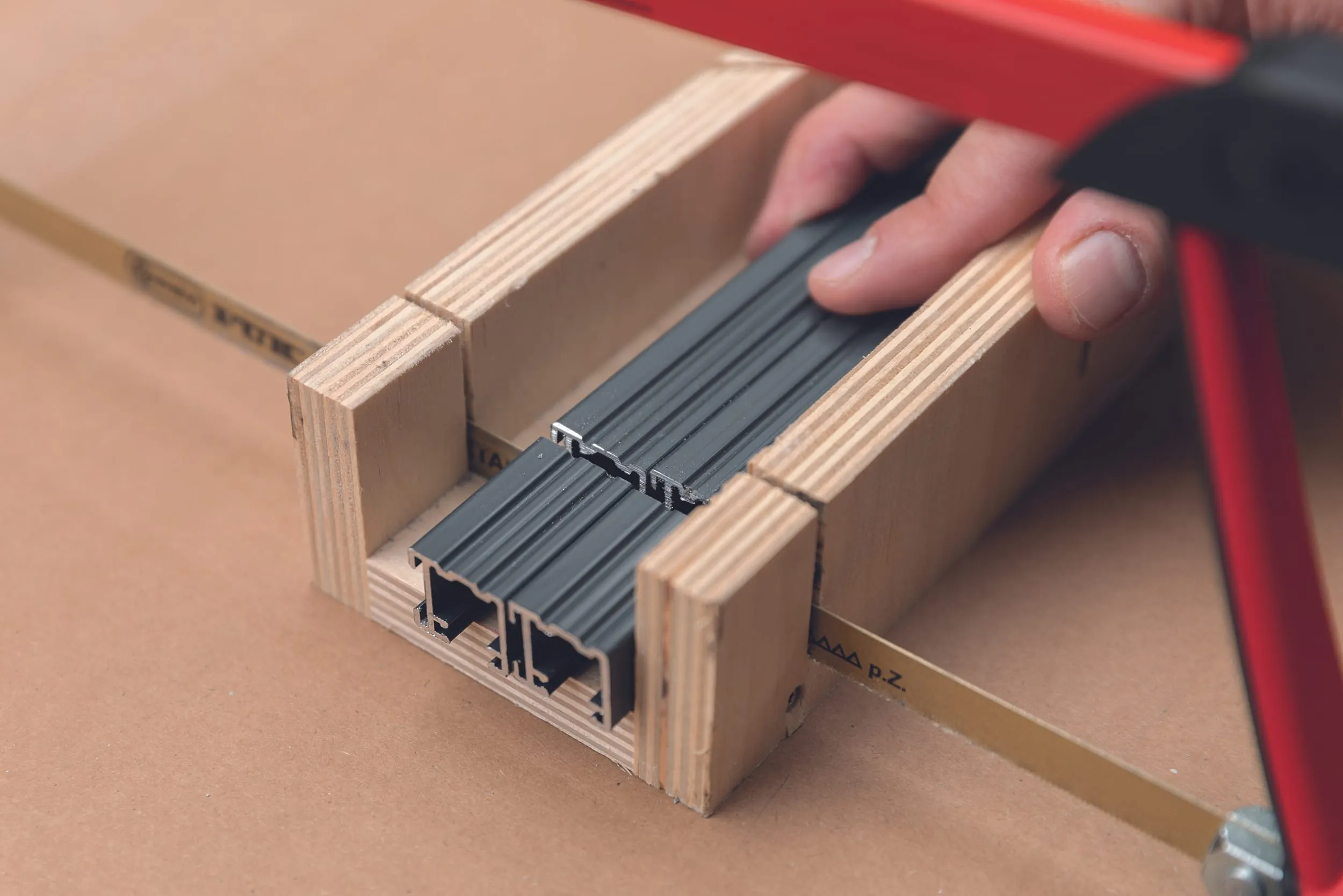 Bestimmen Sie die Soll-Länge der Führungsschienen. Kürzen Sie die Führungsschienen bei Bedarf und entgraten Sie die Schnittkanten.