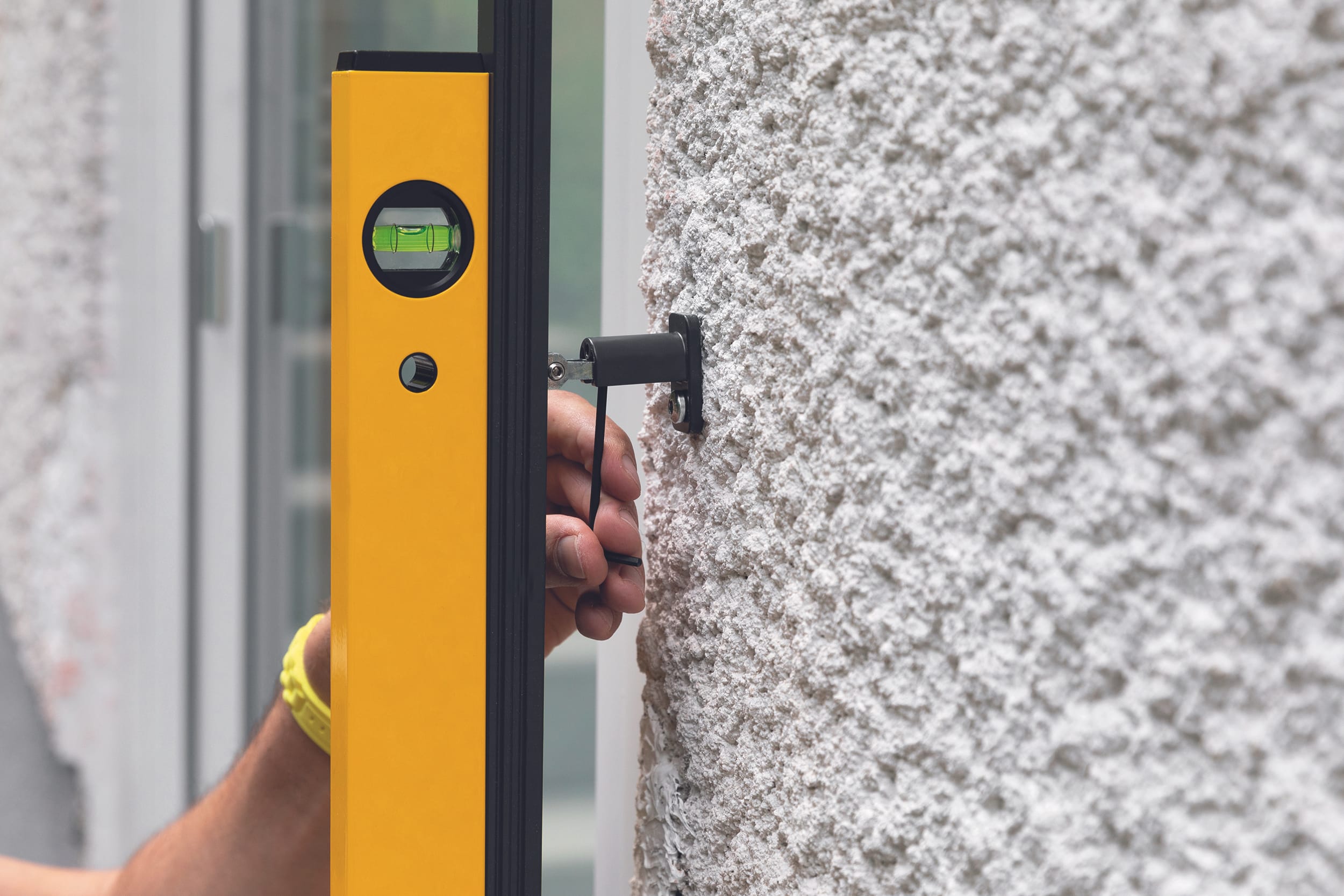 Montieren Sie die Führungsschienenhalter auf dem Mauerwerk. Setzen Sie die Führungsschienen ein und bringen Sie sie in Waage.