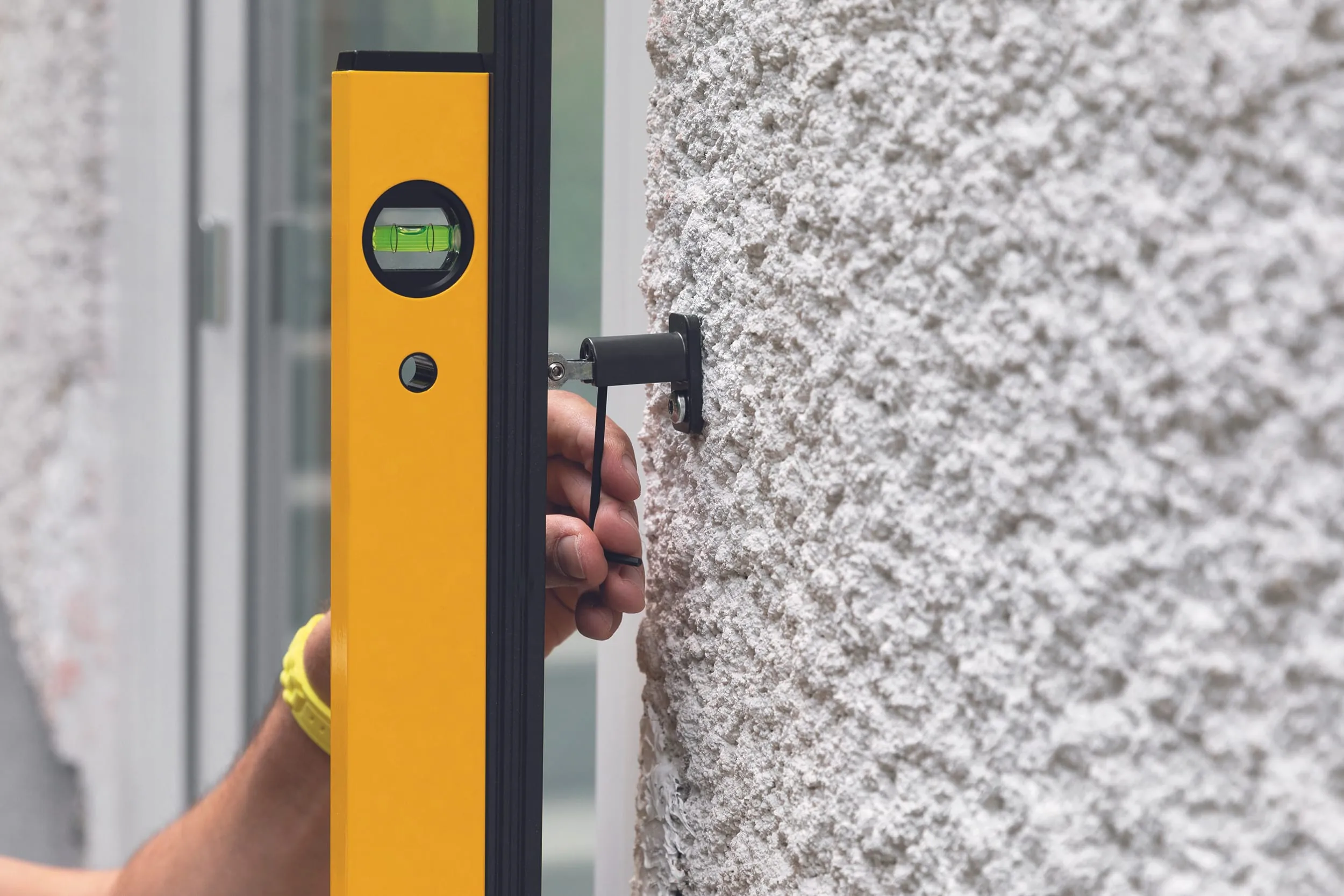 Montieren Sie die Führungsschienenhalter auf dem Mauerwerk. Setzen Sie die Führungsschienen ein und bringen Sie sie in Waage.