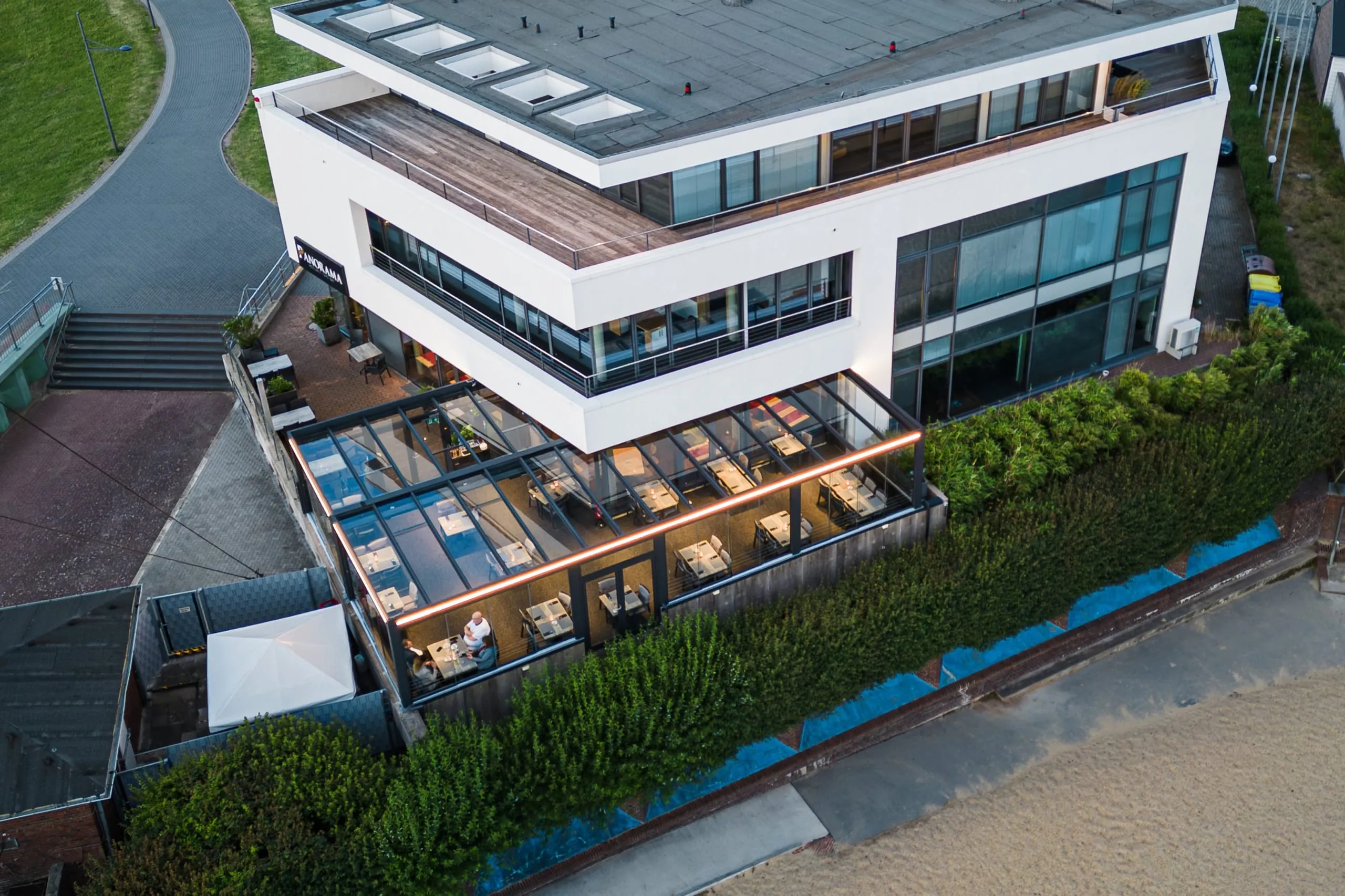 Essen mit Meerblick – Glasüberdachung für Gastro-Terrasse in Windlastzone 4