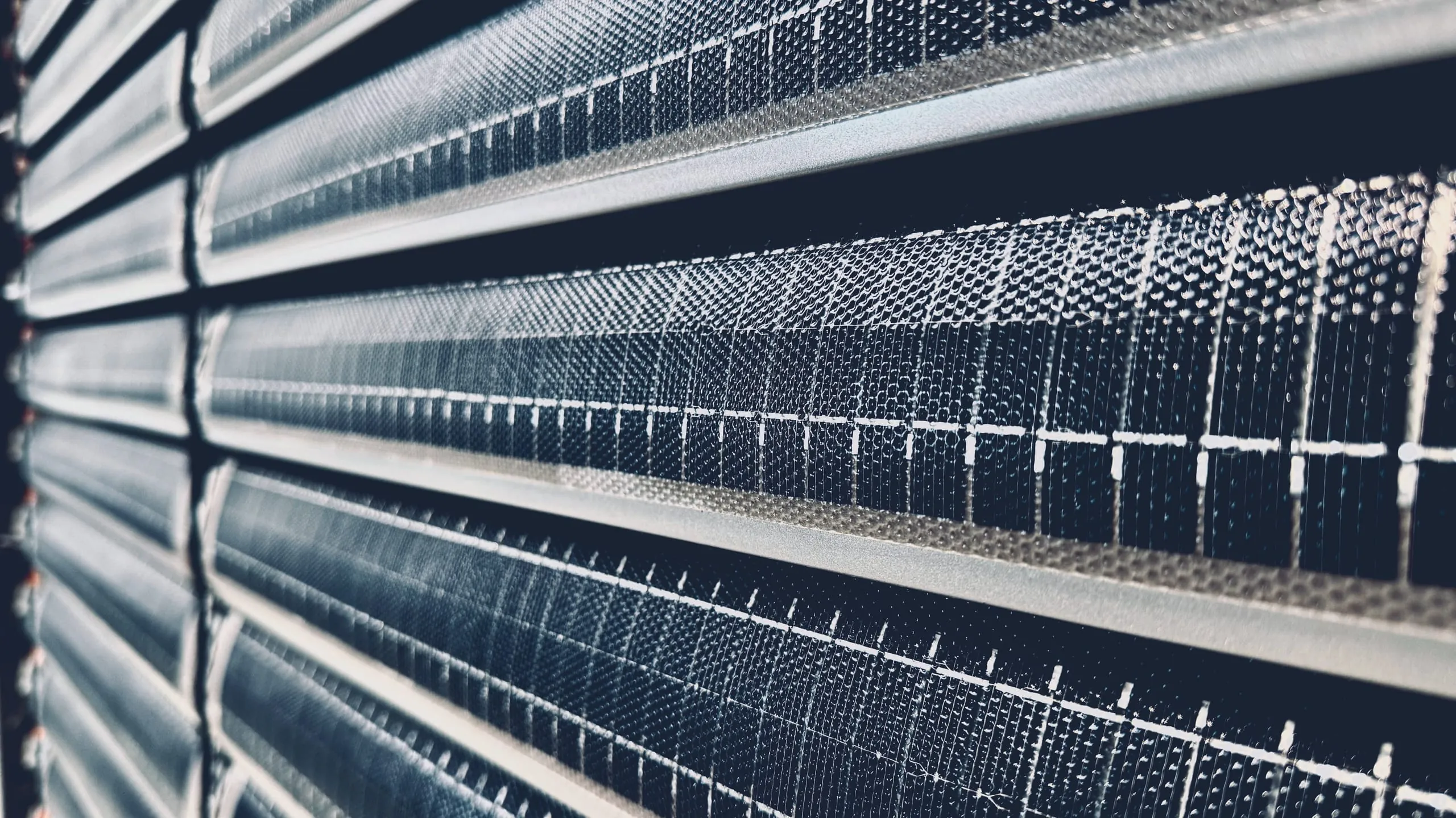 Der Raffsun von Reflexa erzeugt Strom über Solarzellen an den Lamellen.