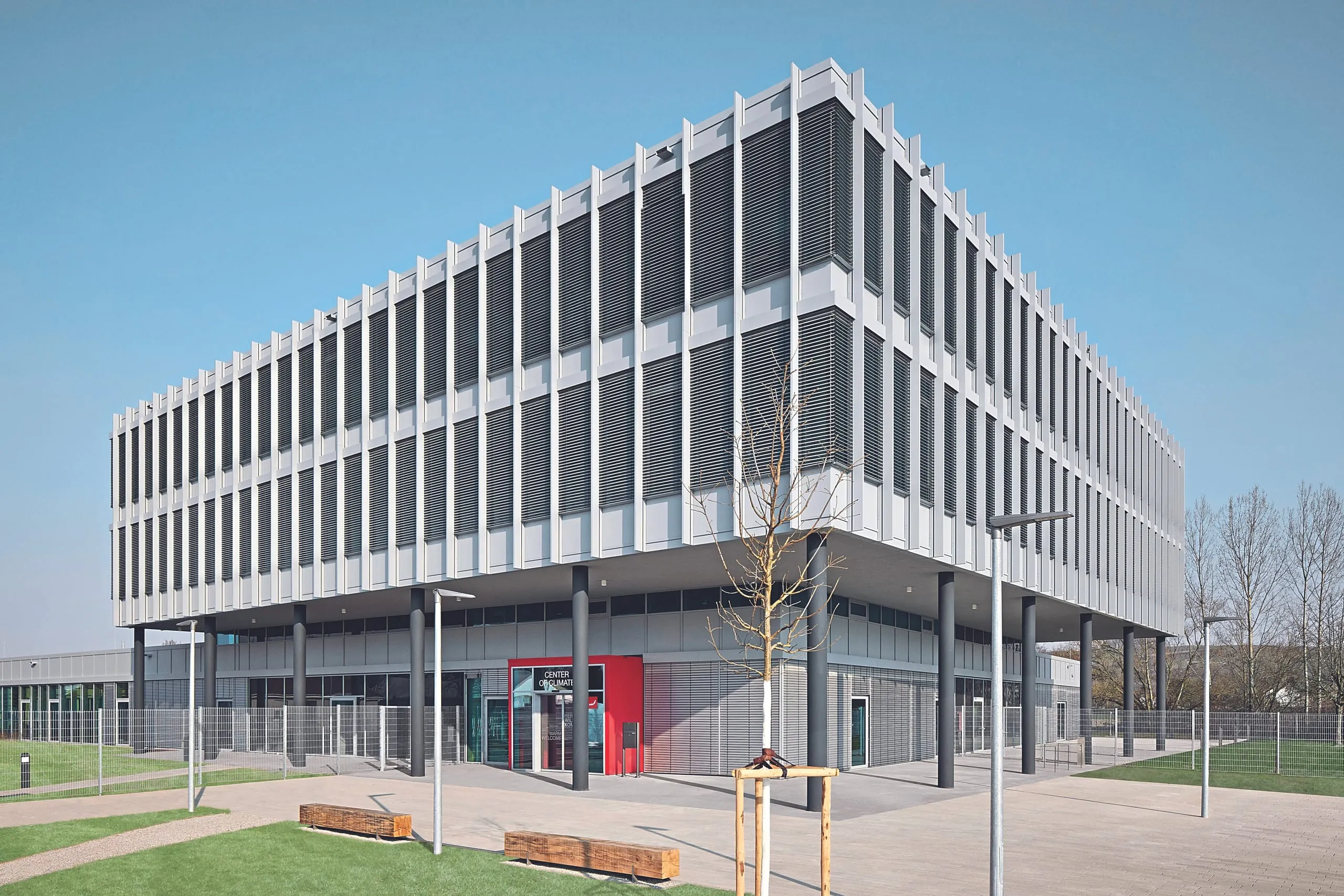 Au&szlig;enansicht des neuen Zehnder-Firmensitz.