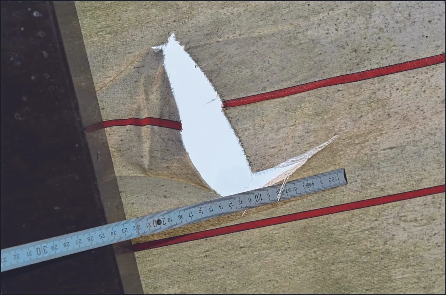 Ein weiterer Riss war dem Eigentümer zufolge selbstverschuldet bei Arbeiten am Balkon oberhalb der Markisenanlage entstanden.