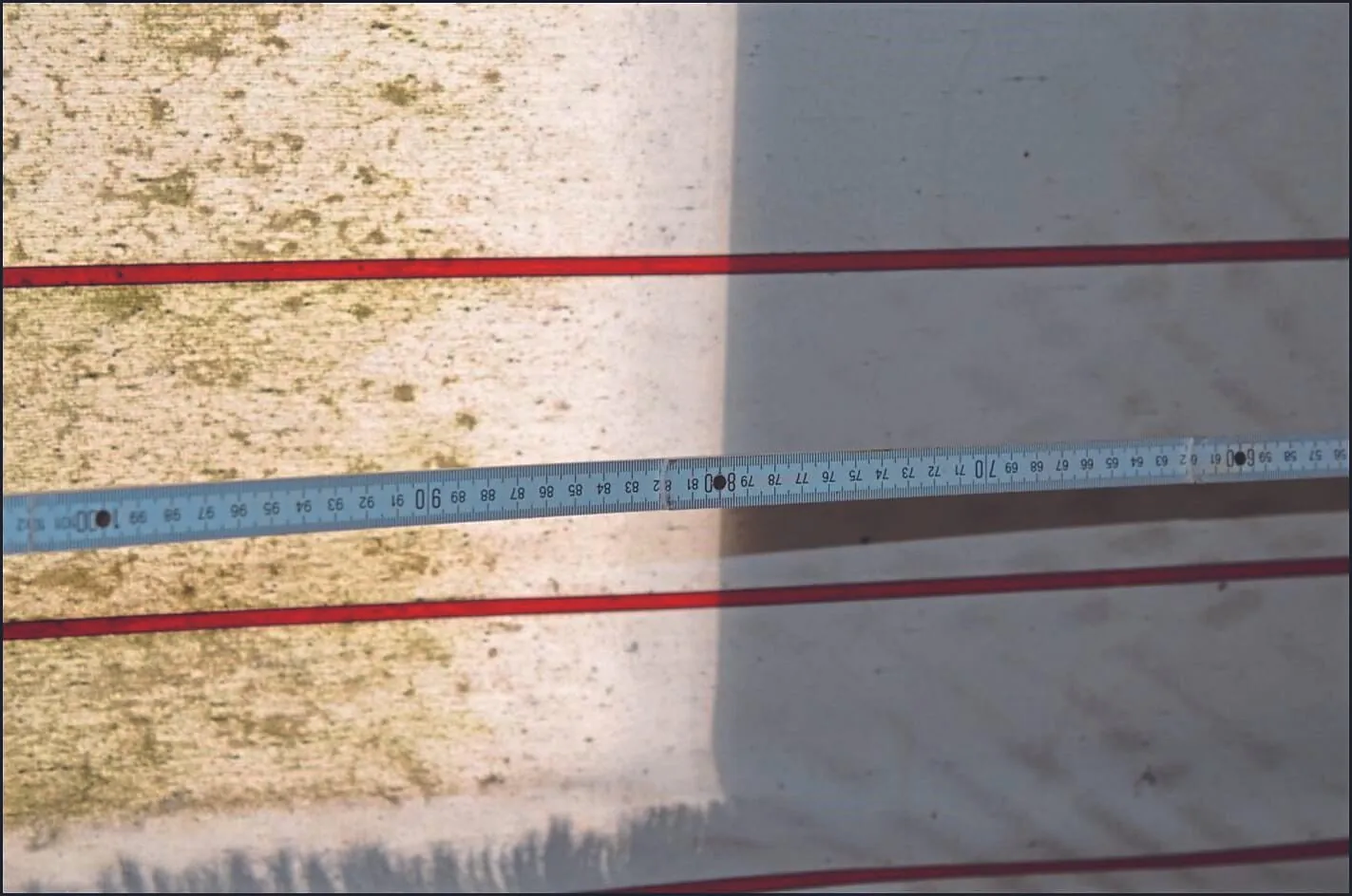 Links ist das Tuch vollflächig verschmutzt – rechts, wo bauseitig ein Schutzdach angebracht ist, sind keine Flecken erkennbar. Das deutet darauf hin, dass die Markise die gesamte Zeit über ausgefahren war.