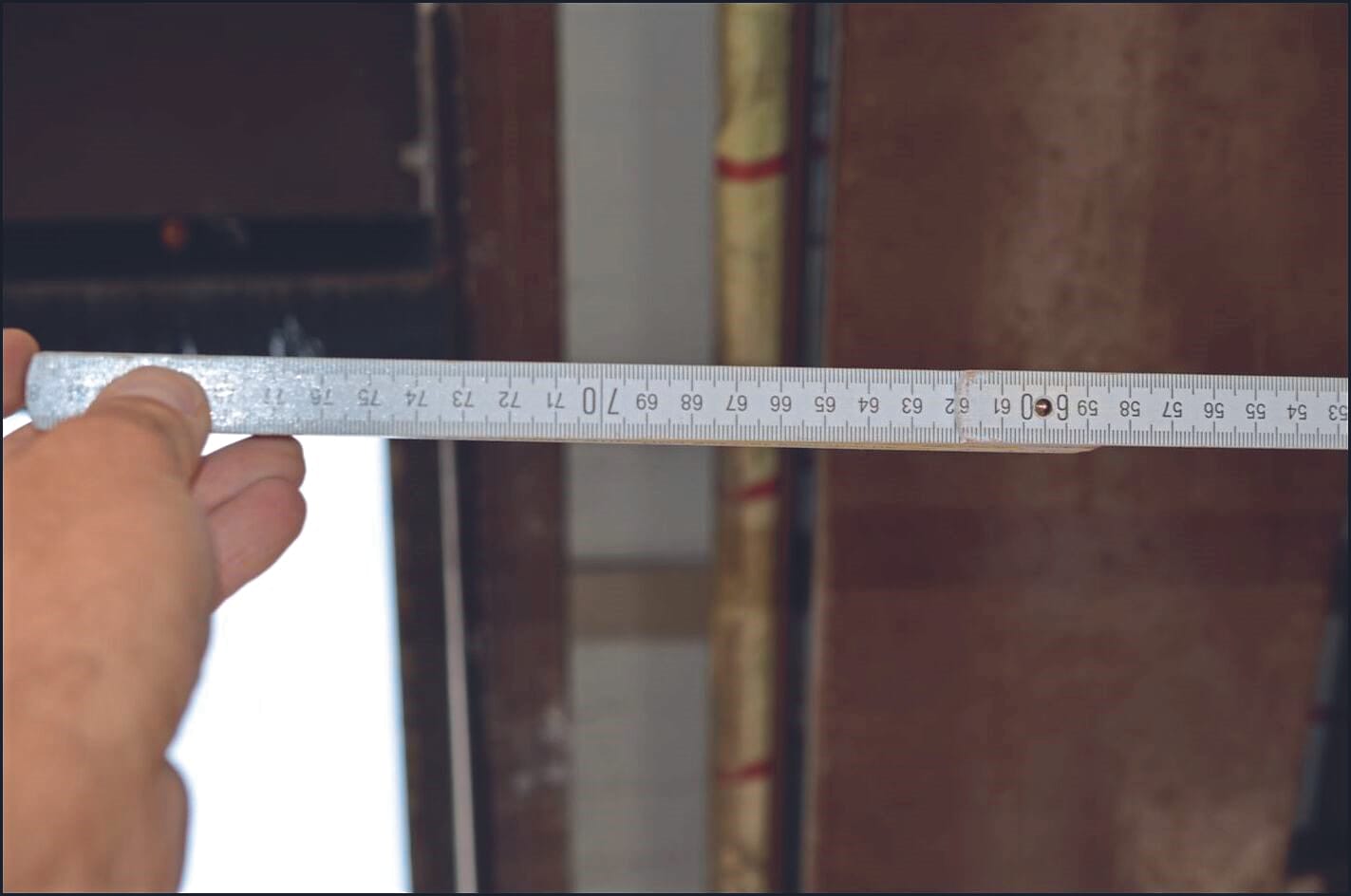 Das Schutzdach, das die Markise teilweise überdeckt, besteht aus beschichtetem Stahl und kragt 750 Millimeter aus. Die Flecken auf dem Markisentuch beginnen direkt im Anschluss daran, zirka 800 Millimeter von der Hauswand entfernt.