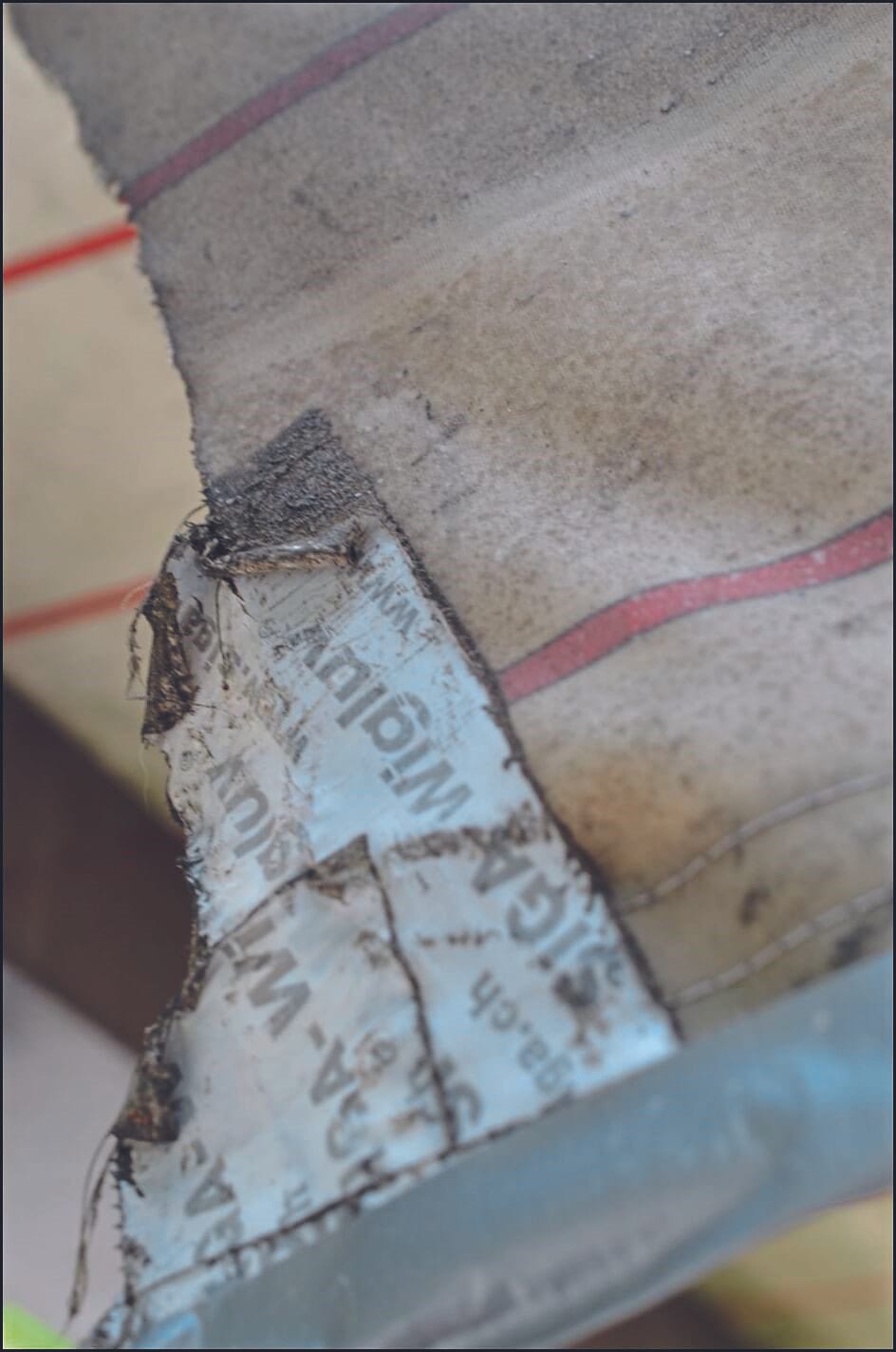 Mit Panzer-Tape und Klebeband wurde dieser Riss zu reparieren versucht.