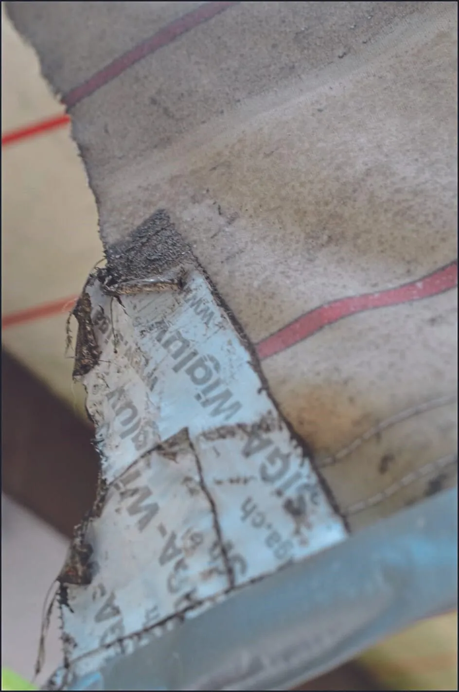 Mit Panzer-Tape und Klebeband wurde dieser Riss zu reparieren versucht.