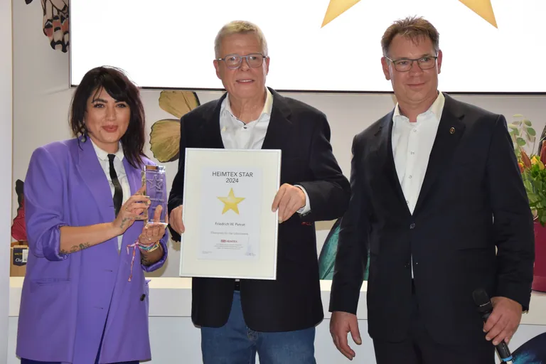Friedrich W. Petrat bekam den HeimtexStar 2024 auf der Heimtextil in Frankfurt verliehen.
