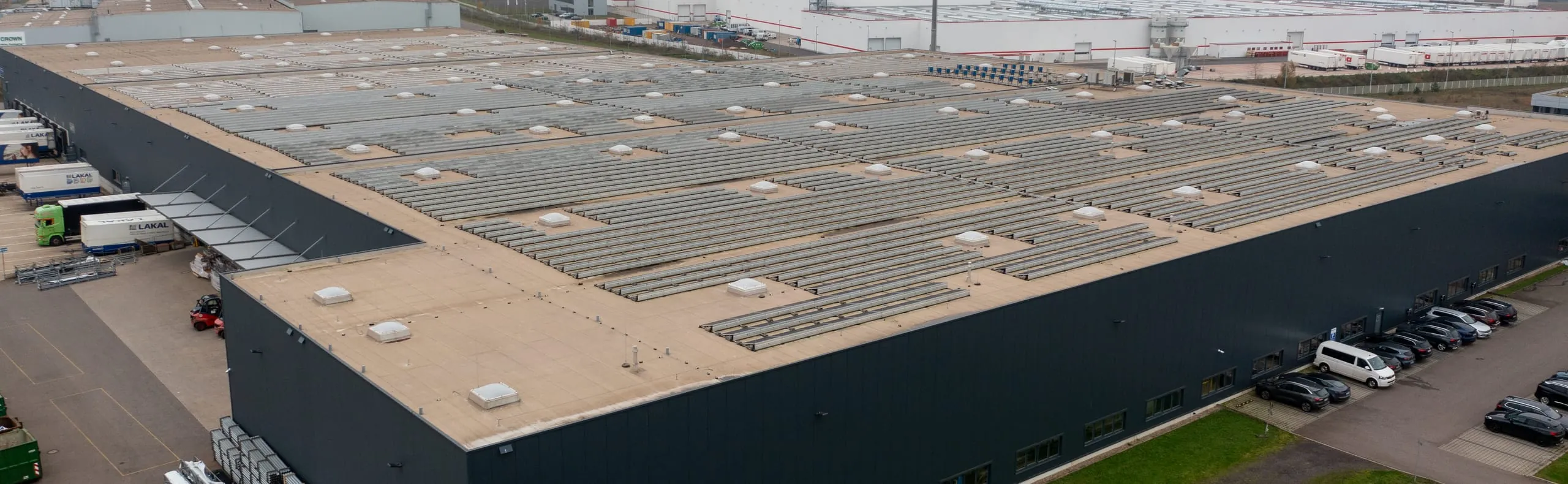 Lakal erweitert Photovoltaik auf Produktionshallendach