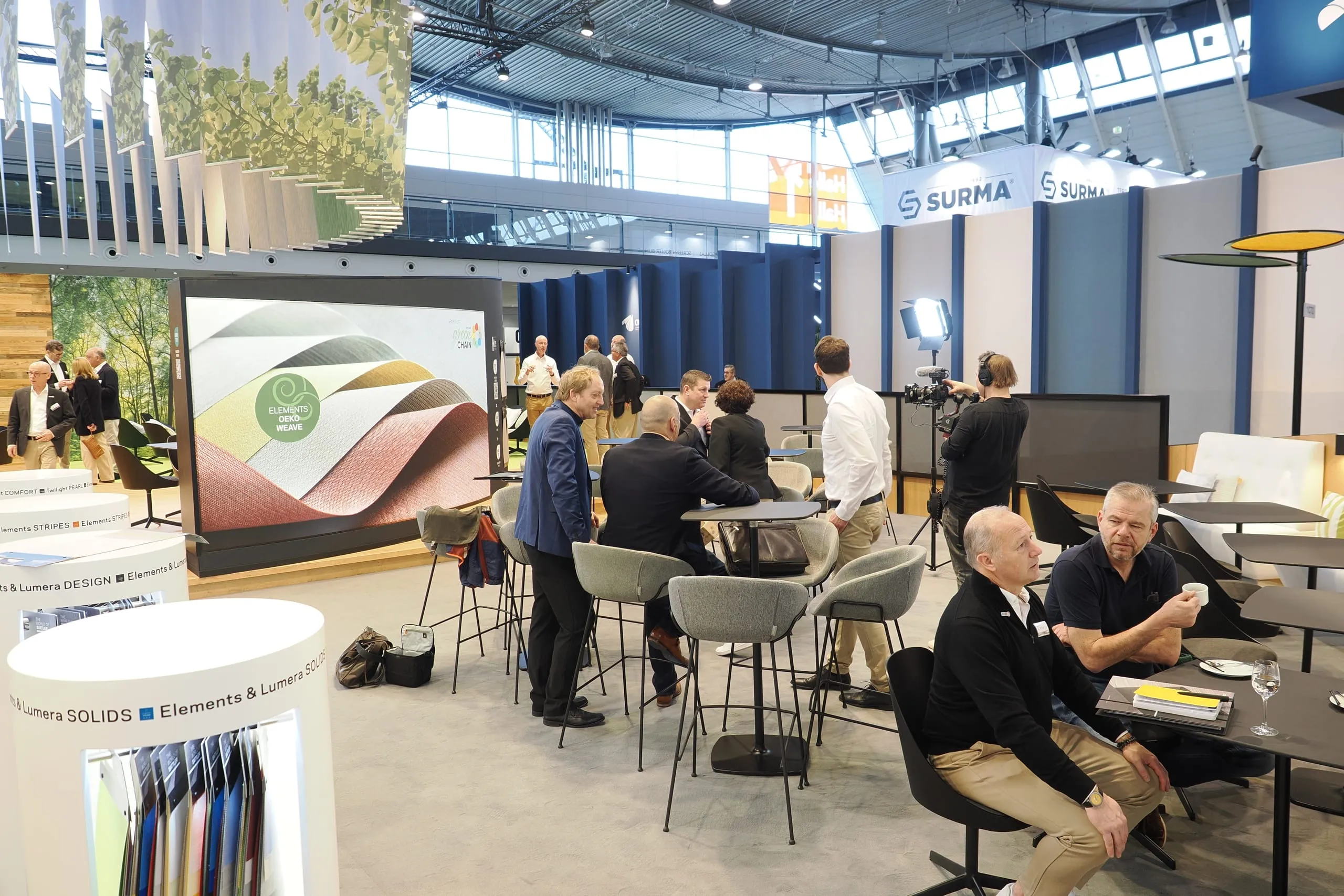 Die R+T 2024 hat begonnen. In dieser Bildergalerie sehen Sie erste Impressionen von den Messeständen. Hier zu sehen ist der Stand von Sattler Sun-Tex.