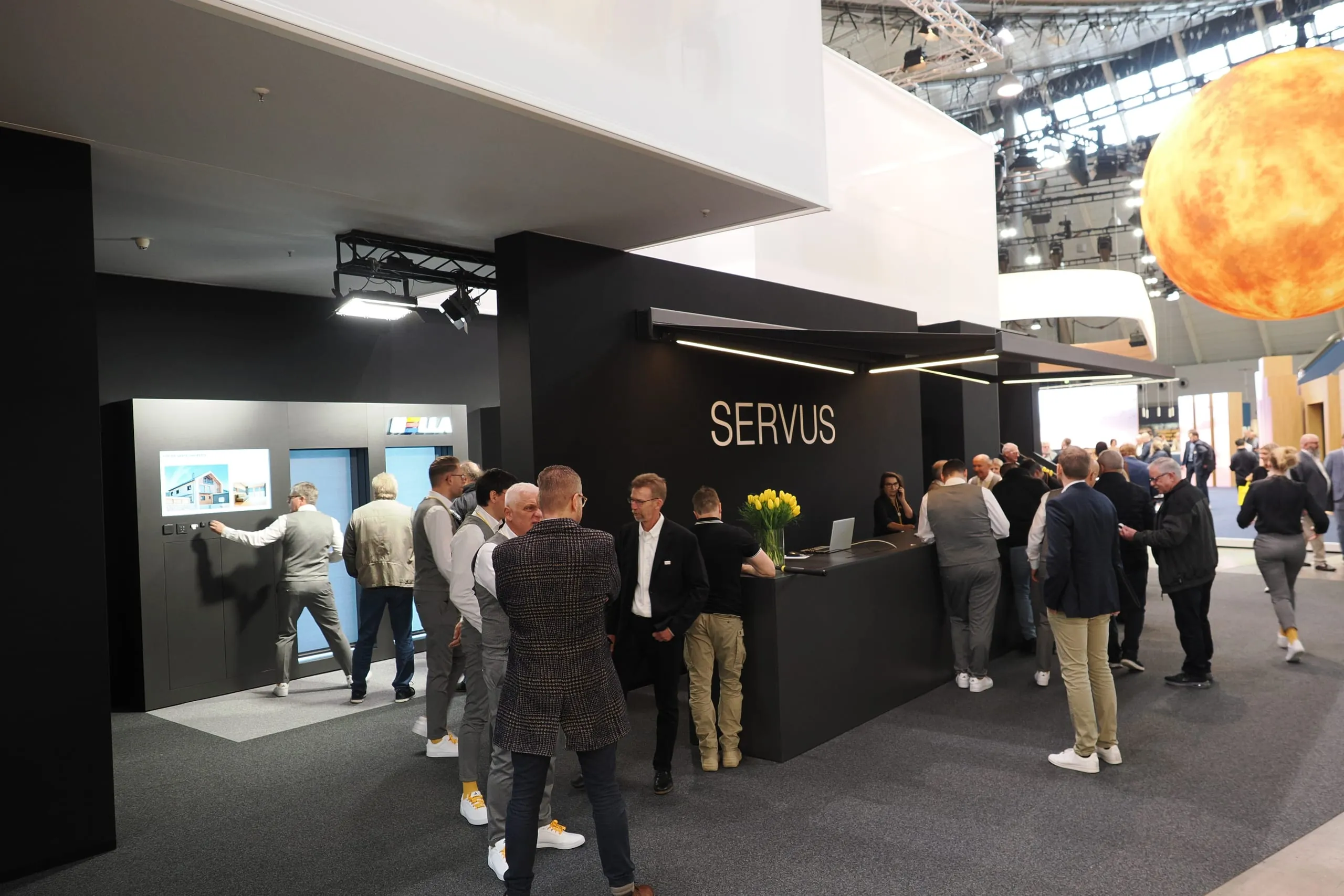 Hella spielt bei der R+T 2024 mit dem Licht. Das Ausstellungskonzept umfasst die Erlebniswelt Cube und die Wandlösung Wall.