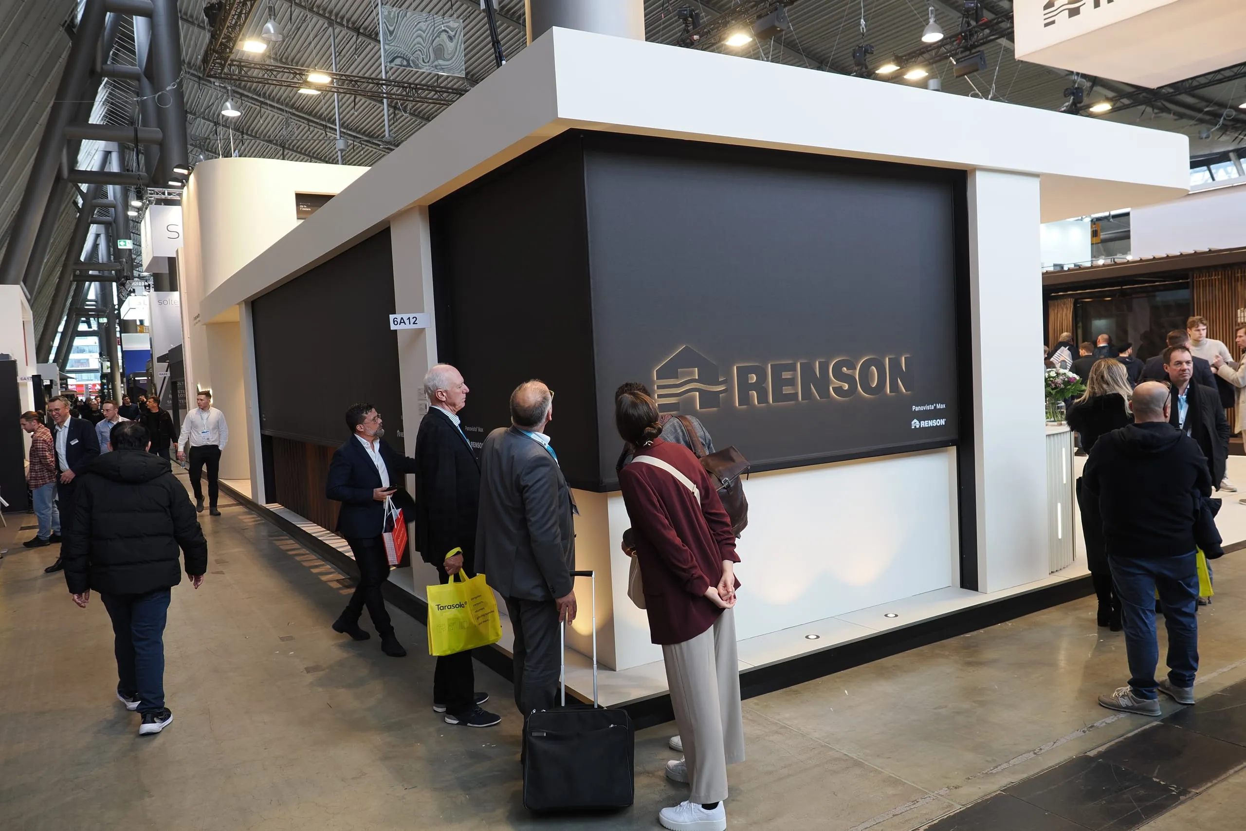 Einen Textilsonnenschutz für Ganzglasecken präsentiert Renson mit der Panovista Max.