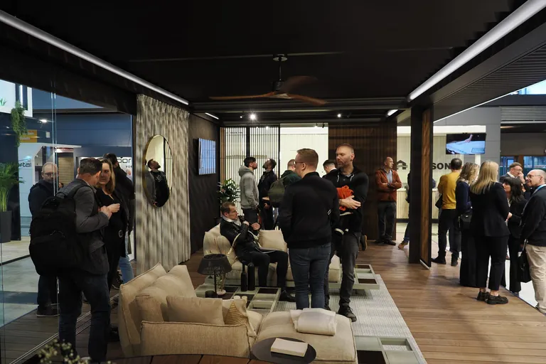 Die Terrassen&uuml;berdachung Amani von Renson auf der R+T 2024.