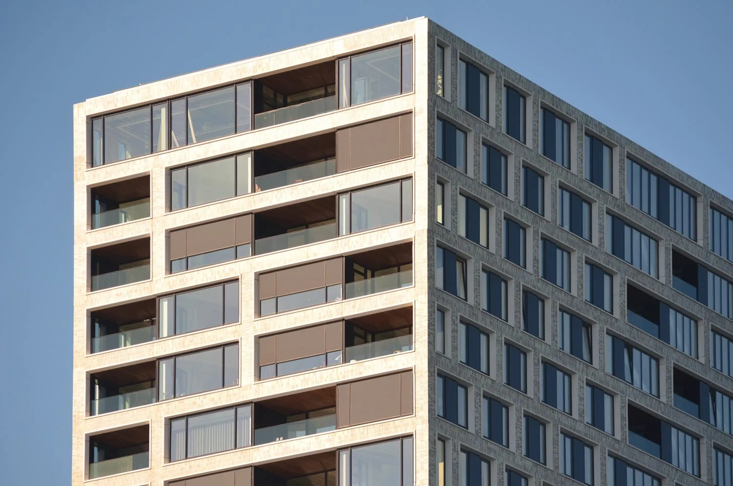 Insgesamt 826 hochwertige Screen-Anlagen wurden von Schellekens & Schellekens gefertigt sowie installiert. Zur Motorisierung – wie auch hier an einem der beiden Wohntürme – setzte der niederländische Sonnenschutz-Spezialist auf den Universal-Antrieb SE Plus von Selve.