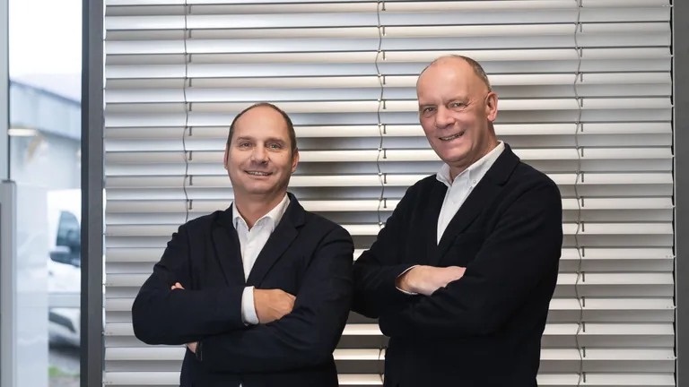 Die Gesch&auml;ftsf&uuml;hrer des &ouml;sterreichischen Herstellers von au&szlig;en liegendem Sonnenschutz Schlotterer: Wolfgang Neutatz (li.) und Peter Gubisch (re.).