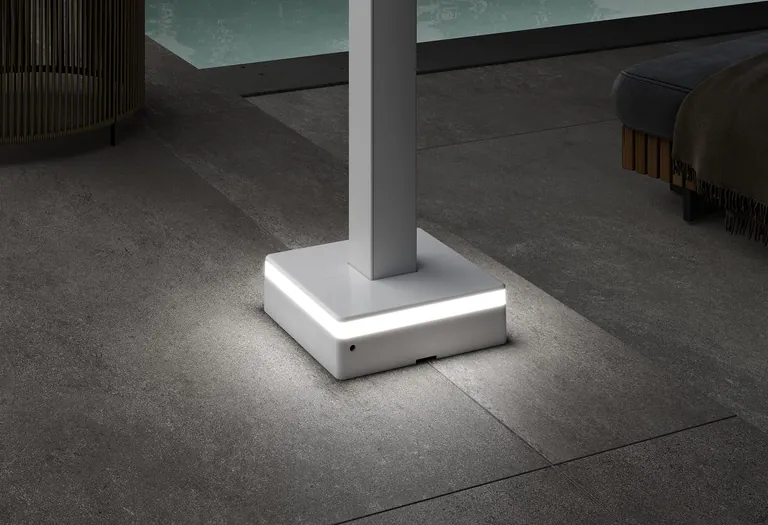 Auch in den Fu&szlig;abdeckungen der Pergolamarkise sind LED-Lines integriert.