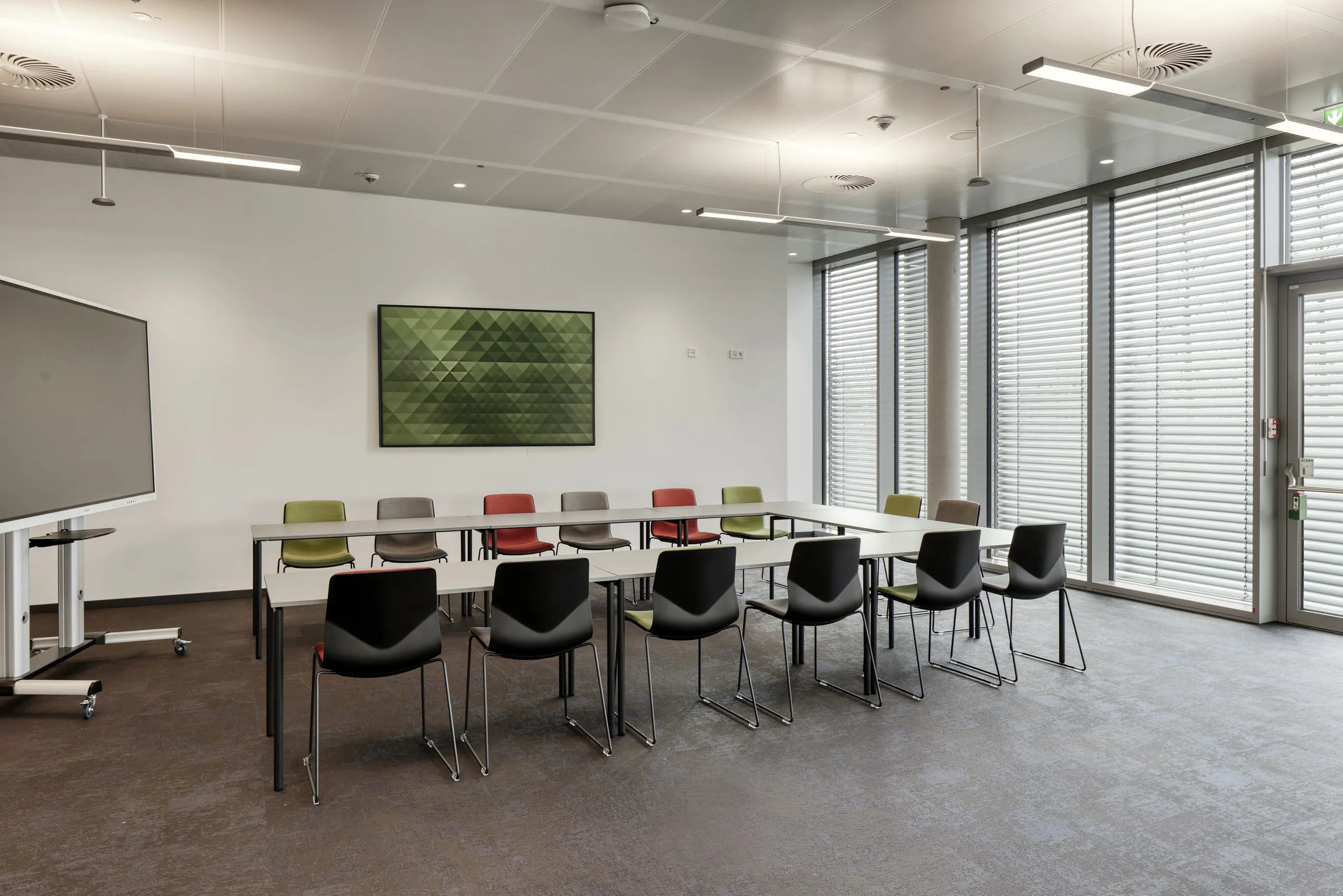 Über verschiedene Szenen – Vortrag, Aktiv, Relax, Focus – können die Warema Raffstoren und das Licht an den jeweiligen Bedarf angepasst werden. Zusätzlich lassen sich individuelle Raffstoreeinstellungen, Beleuchtungsstärken und Farben definieren.