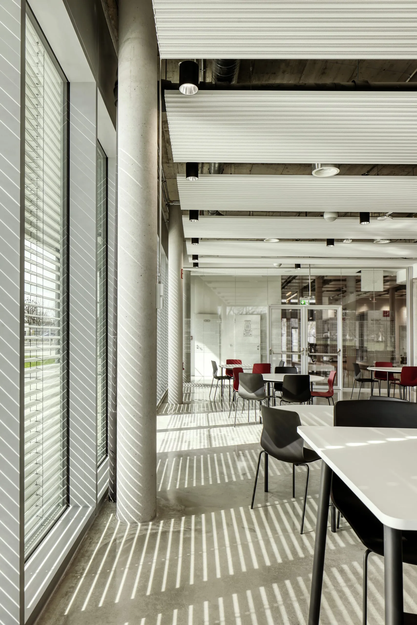 Eine Besonderheit von Wellumic ist die präzise Ansteuerung der Warema Raffstoren über SMI-Motoren, die neben dem Öffnen und Schließen auch die positionsgenaue Winkeleinstellung der Lamellen regeln und so für die korrekte Lamellennachführung sorgen.