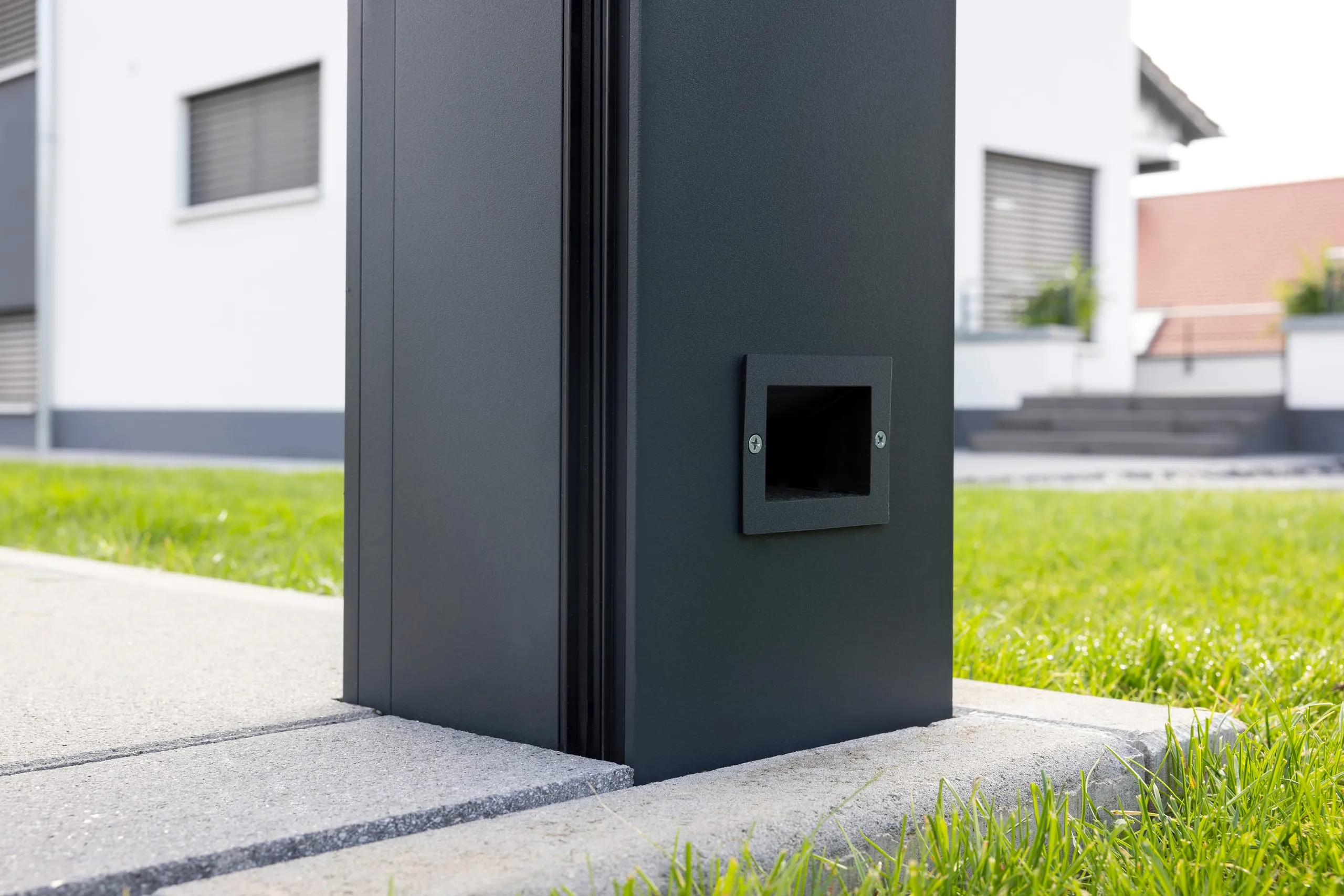 Die eckige Entwässerung im Pfosten führt die charakteristische kubische Designsprache der Lamellendächer konsequent fort.