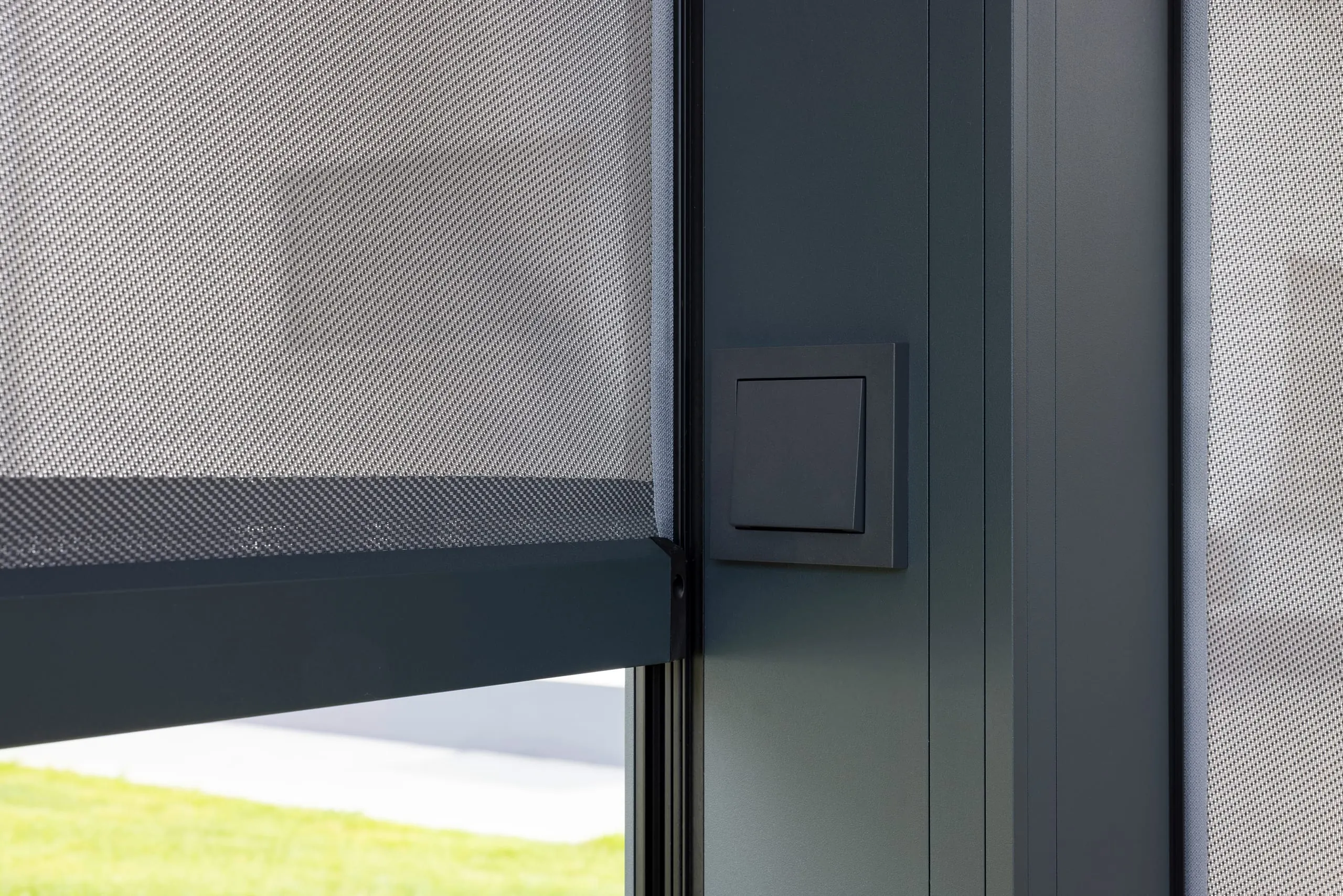 Die Steckdose lässt sich variable innen oder außen positionieren.