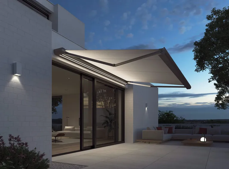 Ein zweiter LED-Stripe innerhalb der Kassette der Terrea K55 illuminiert das ausgefahrene Tuch und schafft behagliche Lichteffekte durch indirekte Beleuchtung.