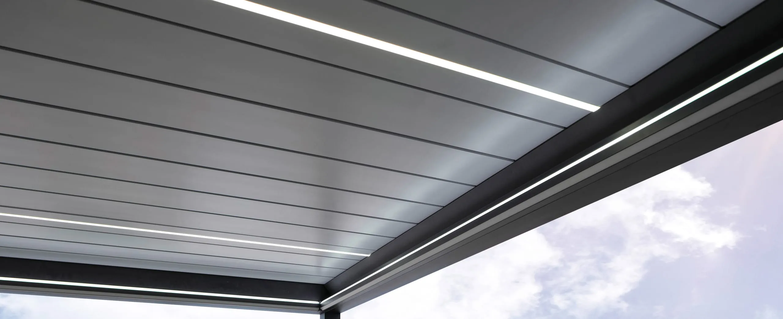 Neu: die vierseitige LED-/RGB-Beleuchtung sowie LED-Stripes in der Lamelle (L60).