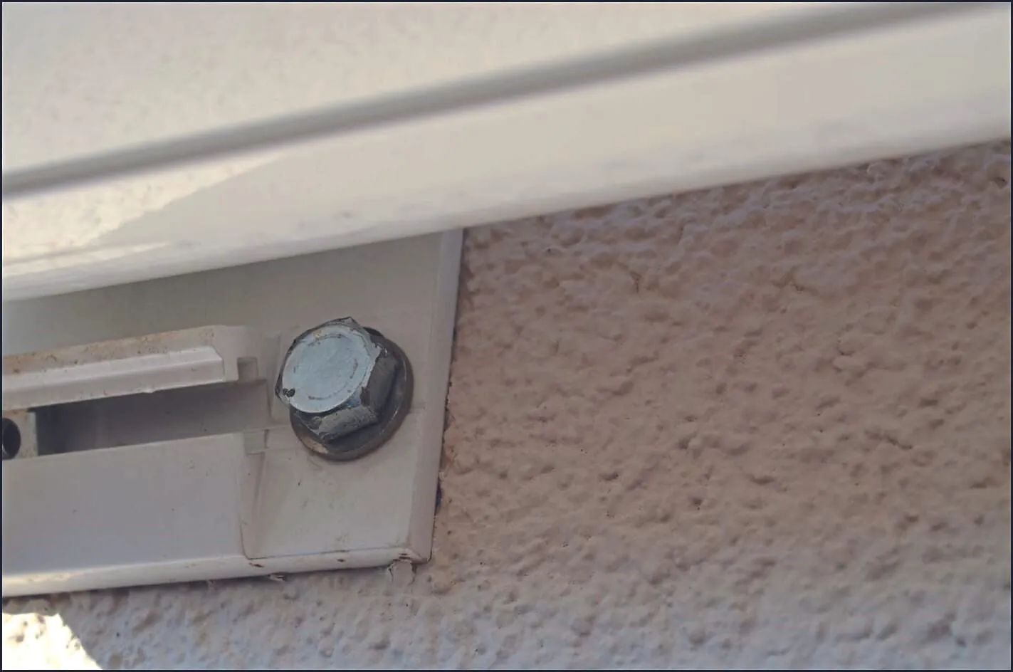 Die Konsole drückt sich in den Putz bzw. das Wärmedämmverbundsystem (WDVS).