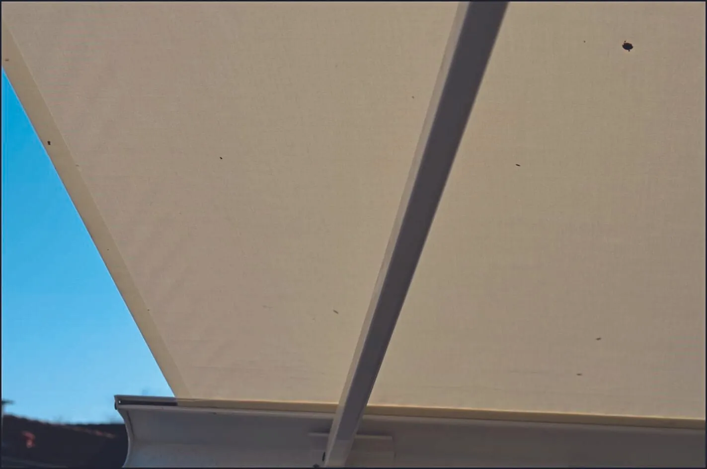 An den Außenseiten, links wie rechts, sind keine Falten am Tuch sichtbar.