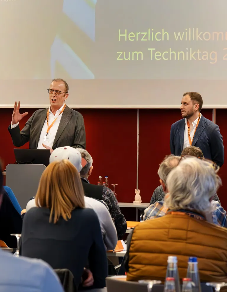 Bernd (li.) undSebastian Folgner boten Anfang M&auml;rz demFachpublikum in Bad Aibling ein umfangreichesProgramm.