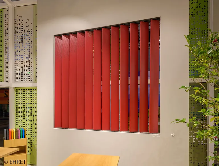 Die vertikal angelegten Lamellen des SunTwist sind in beide Richtungen um 180 Grad drehbar und folgen ständig dem Sonnenstand.