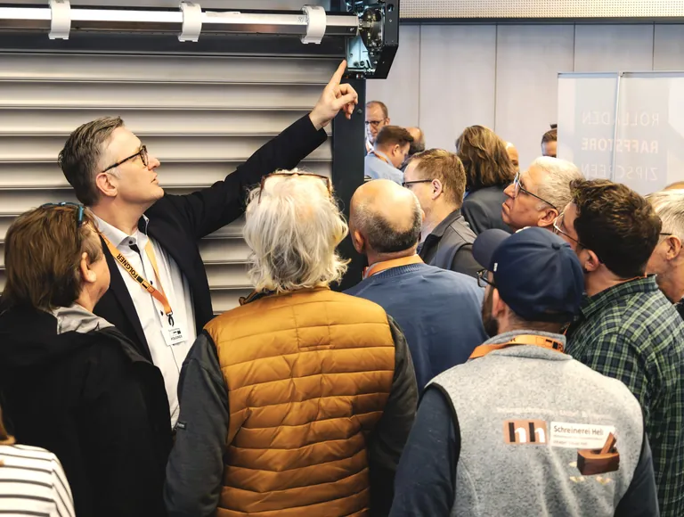 Michael Colling, bei Folgner verantwortlich f&uuml;r die Rolltor-Entwicklung, stellteden rund 100 G&auml;sten das neue Tor im Detail vor.