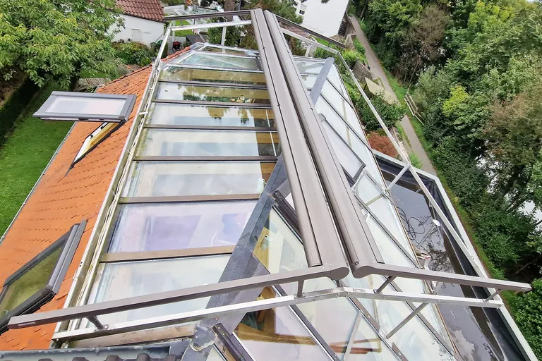 Die zweigeteilte Anlage f&auml;hrt auf jeder Seite von oben nach unten aus.