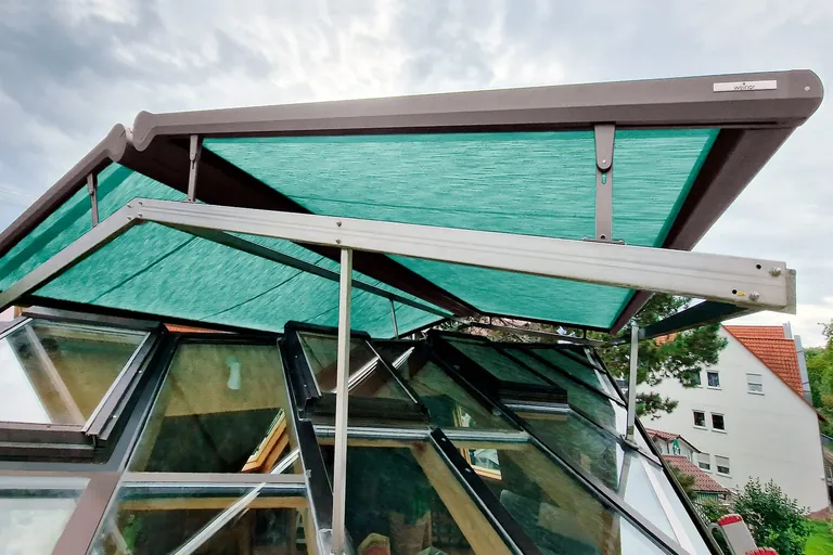 Ein bereits vorhandenes Stahlger&uuml;st h&auml;lt Abstand zu den Dachl&uuml;ftern. Verstellbare St&uuml;tzf&uuml;&szlig;e der WGM erm&ouml;glichen ein Ausgleichen des Neigungswinkels.