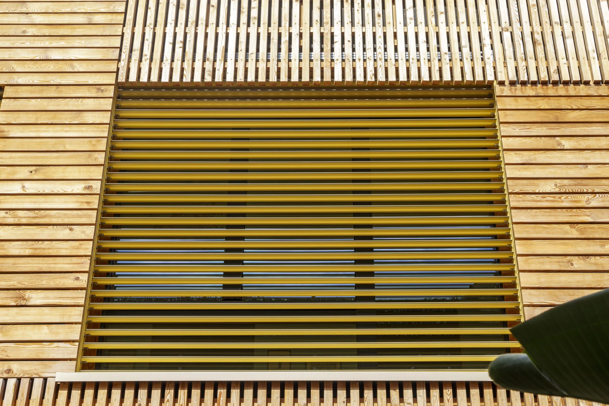 Die Metalunic Sinus Lamellenstoren leisten einen zentralen Beitrag zur CO2-Neutralität des Objekts.