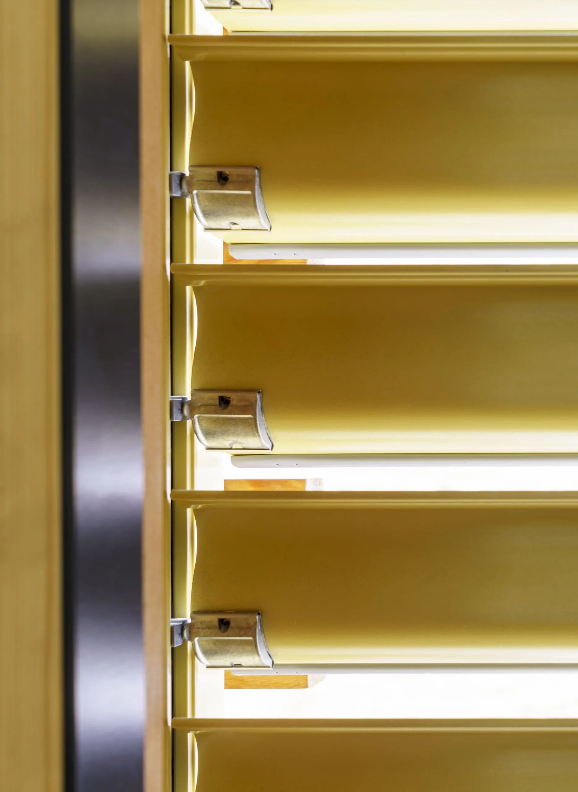 Im Sommer minimiert der Sonnenschutz von Griesser die eindringende Solarwärme. Im Winter maximiert er die Sonnenenergie.