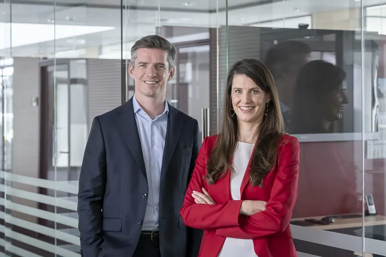 Die beiden Lamilux-Geschäftsführer Dr. Alexander Strunz (re.) und Johanna Strunz schauen auf ein herausforderndes, aber stabiles Geschäftsjahr 2023 zurück.