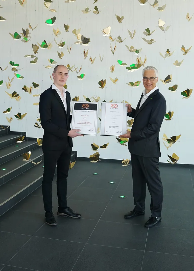 Norbert Neher (r.) erh&auml;lt die Urkunden mit den Auszeichnungen aus den H&auml;nden von Plus X Award Produkt-Manager Lucas Wollenhaupt.