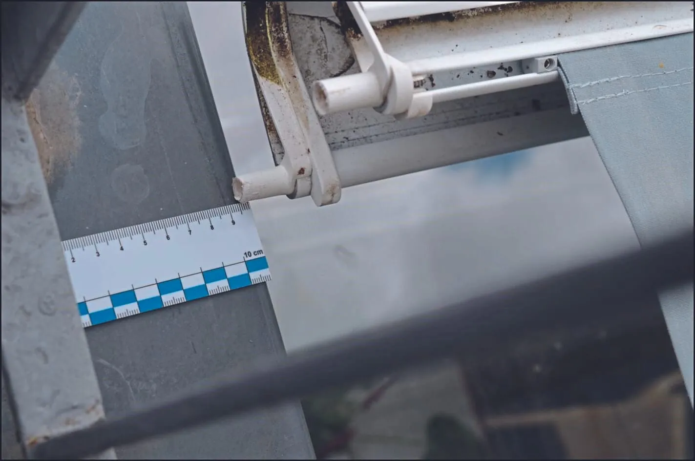 Das Ausfallprofil bleibt am Zinkblech der Balkonverkleidung hängen. Sechs Millimeter beträgt der Überstand an dieser Stelle.