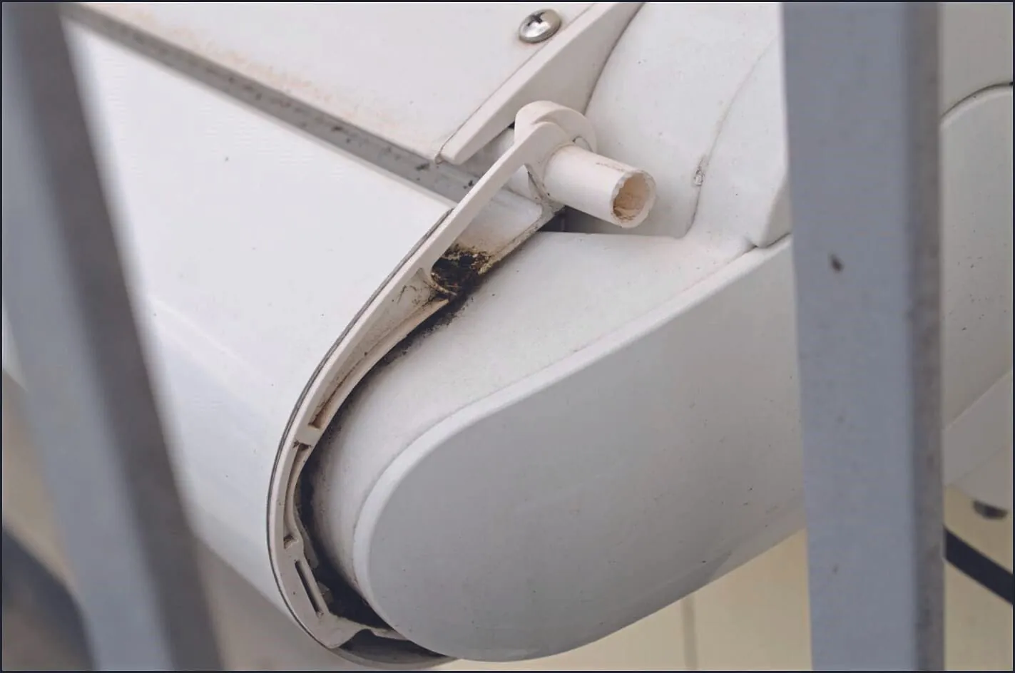 Die Abdeckkappe des Ausfallprofils hat sich bereits gelöst und ist zu Boden gefallen.