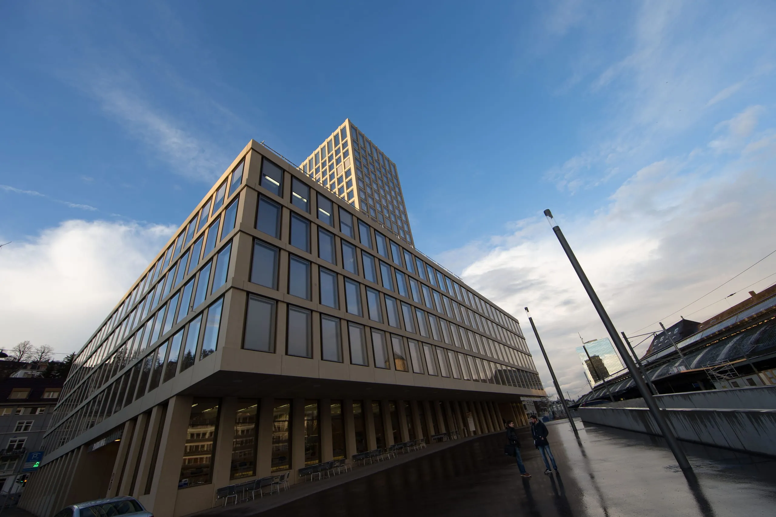 Neue Rohrantriebe für Sonnenschutzanlage von Schweizer Fachhochschule